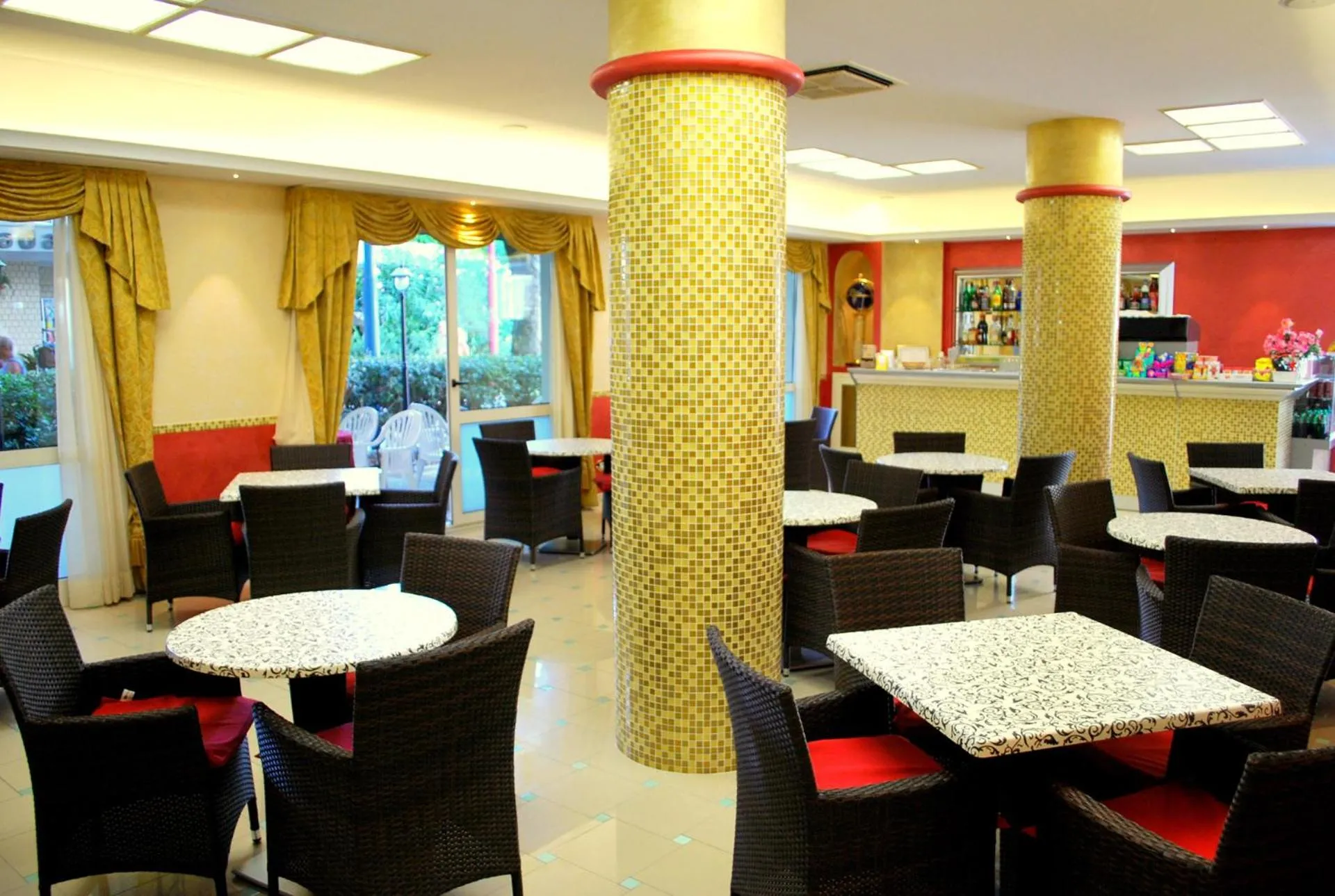 Restaurant/places to eat in Hotel Madison