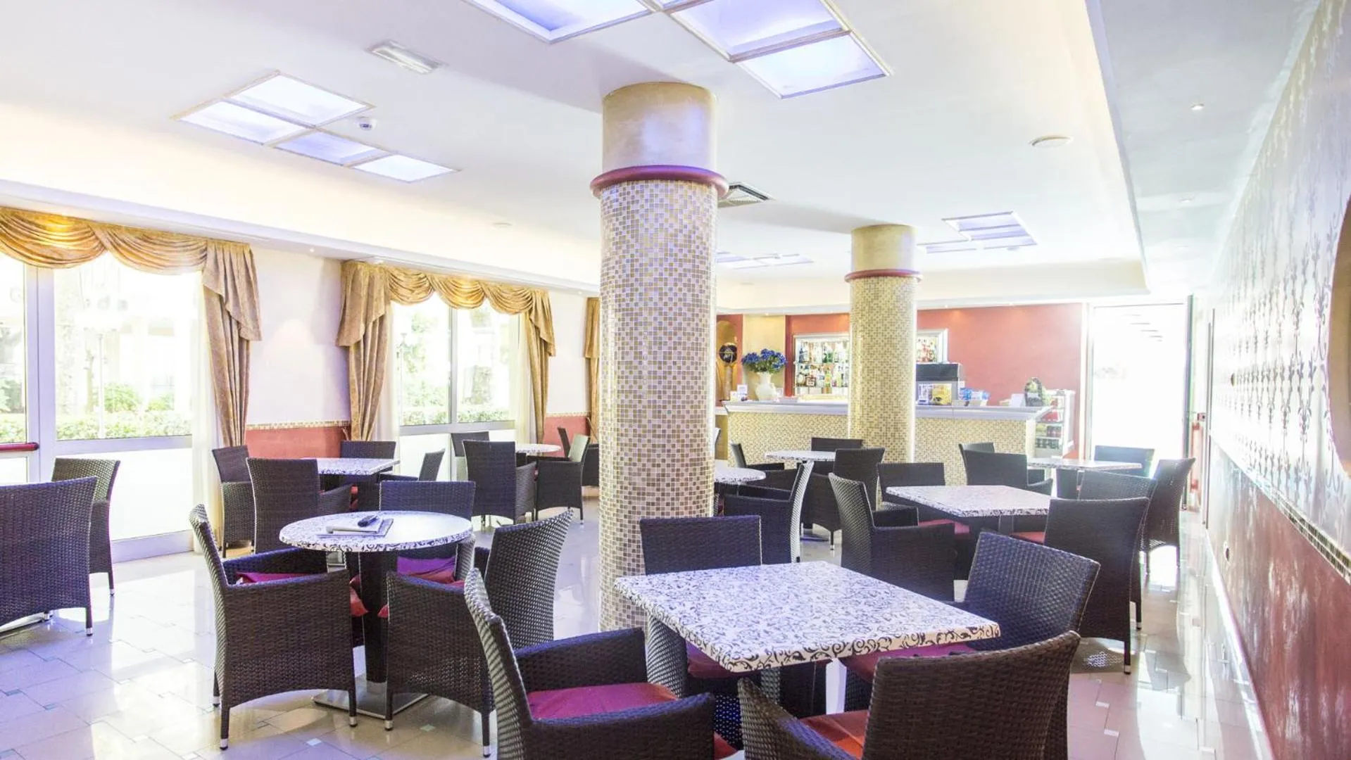 Restaurant/places to eat in Hotel Madison