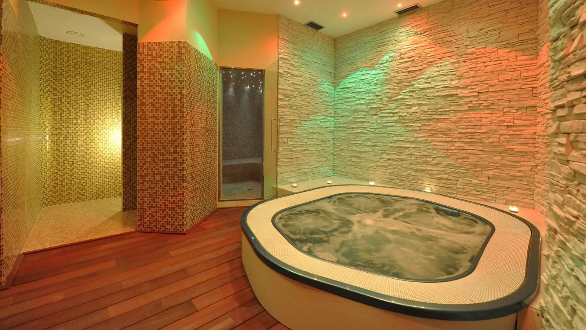 Hot Tub in Hotel Madison
