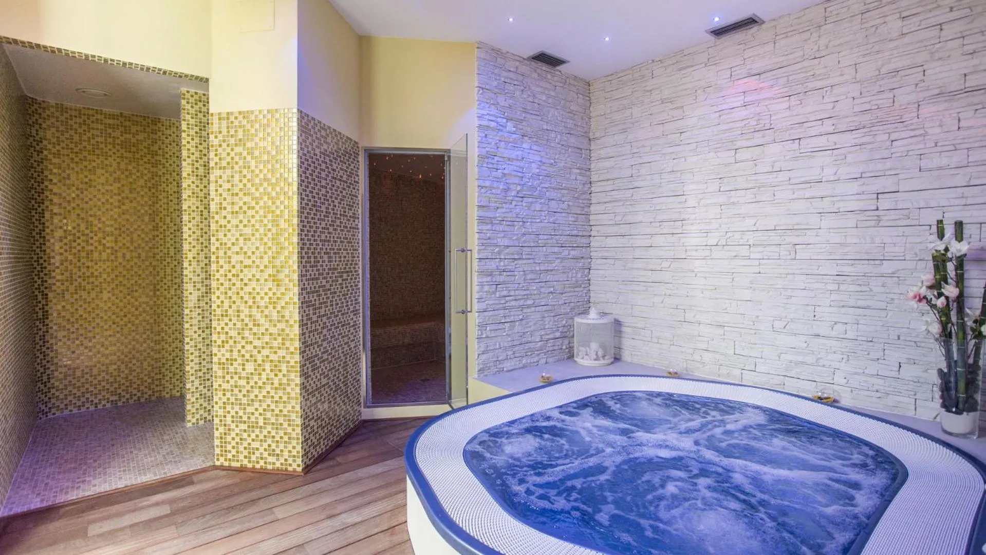 Hot Tub in Hotel Madison