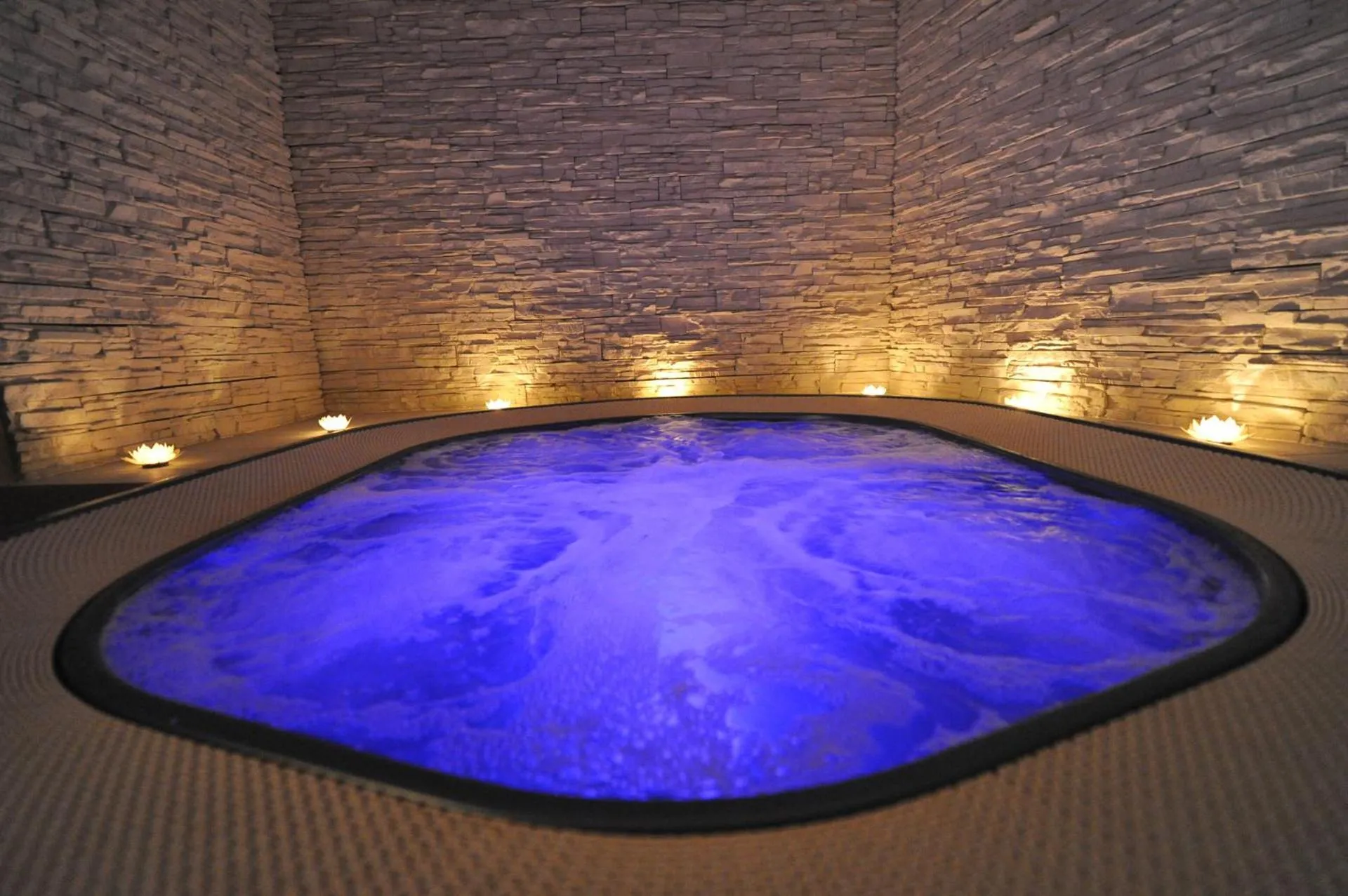 Hot Tub in Hotel Madison