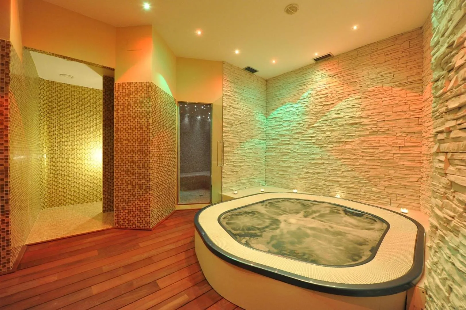 Hot Tub in Hotel Madison