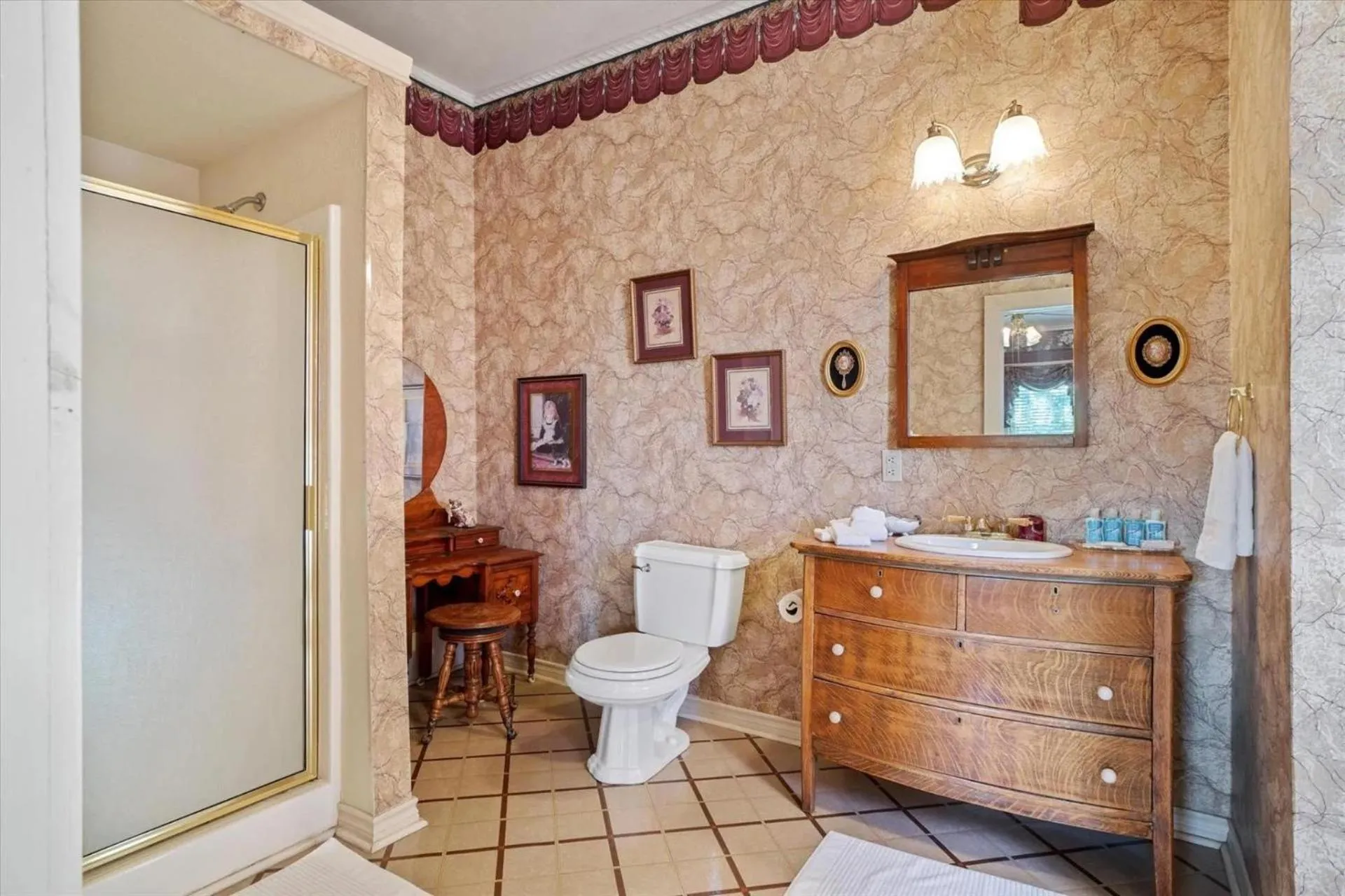 Deluxe Queen Suite in Four Winds Victorian Venue & Suites