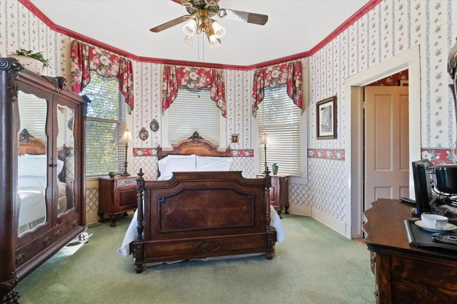 Deluxe Queen Studio  in Four Winds Victorian Venue & Suites