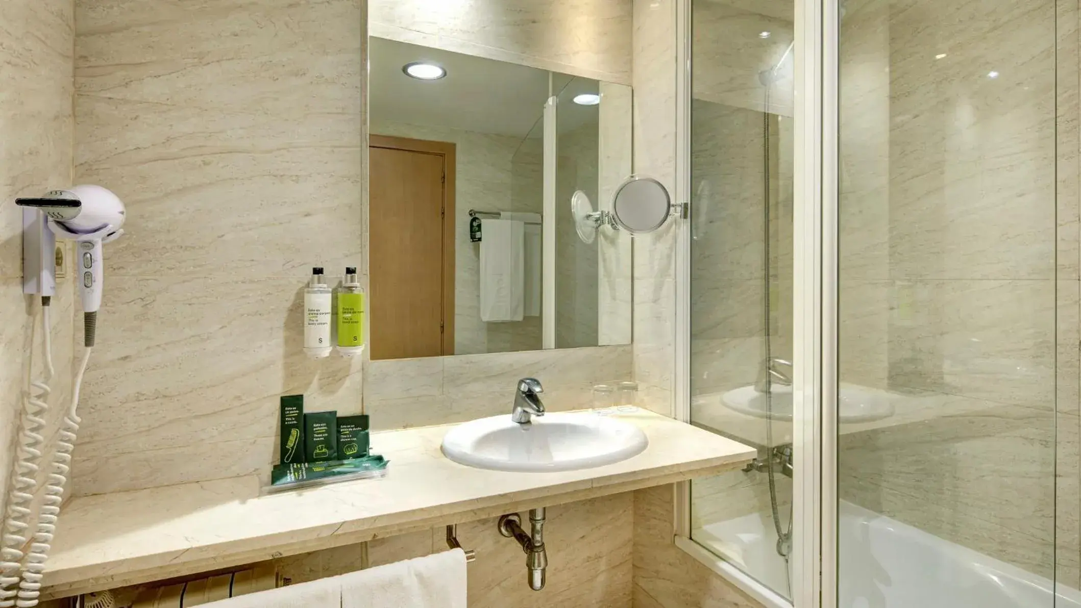 Photo of the whole room in Sercotel Porta Barcelona Photo of the whole room in Sercotel Porta Barcelona