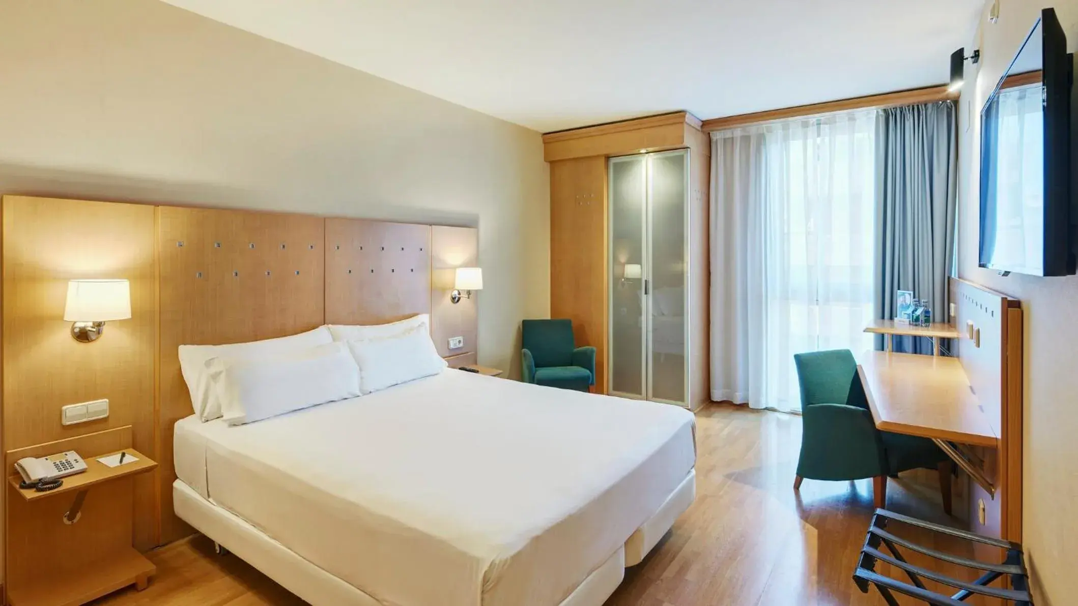 Photo of the whole room, Bed in Sercotel Porta Barcelona Photo of the whole room, Bed in Sercotel Porta Barcelona