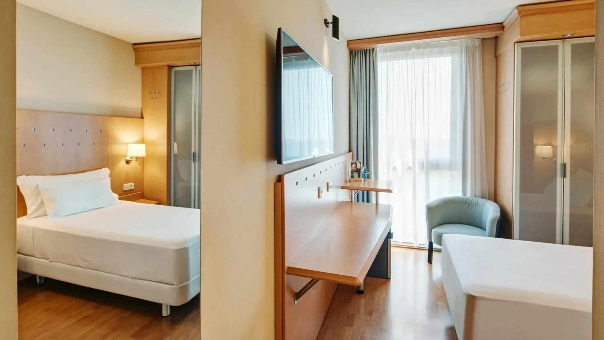 Photo of the whole room, Bed in Sercotel Porta Barcelona Photo of the whole room, Bed in Sercotel Porta Barcelona