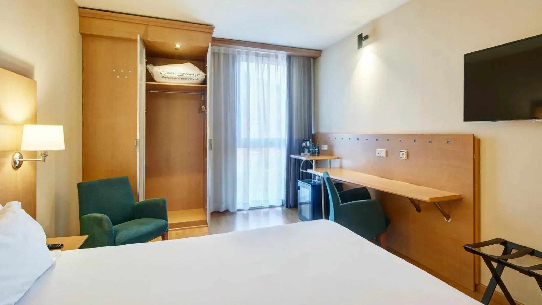 Photo of the whole room, Bed in Sercotel Porta Barcelona Photo of the whole room, Bed in Sercotel Porta Barcelona