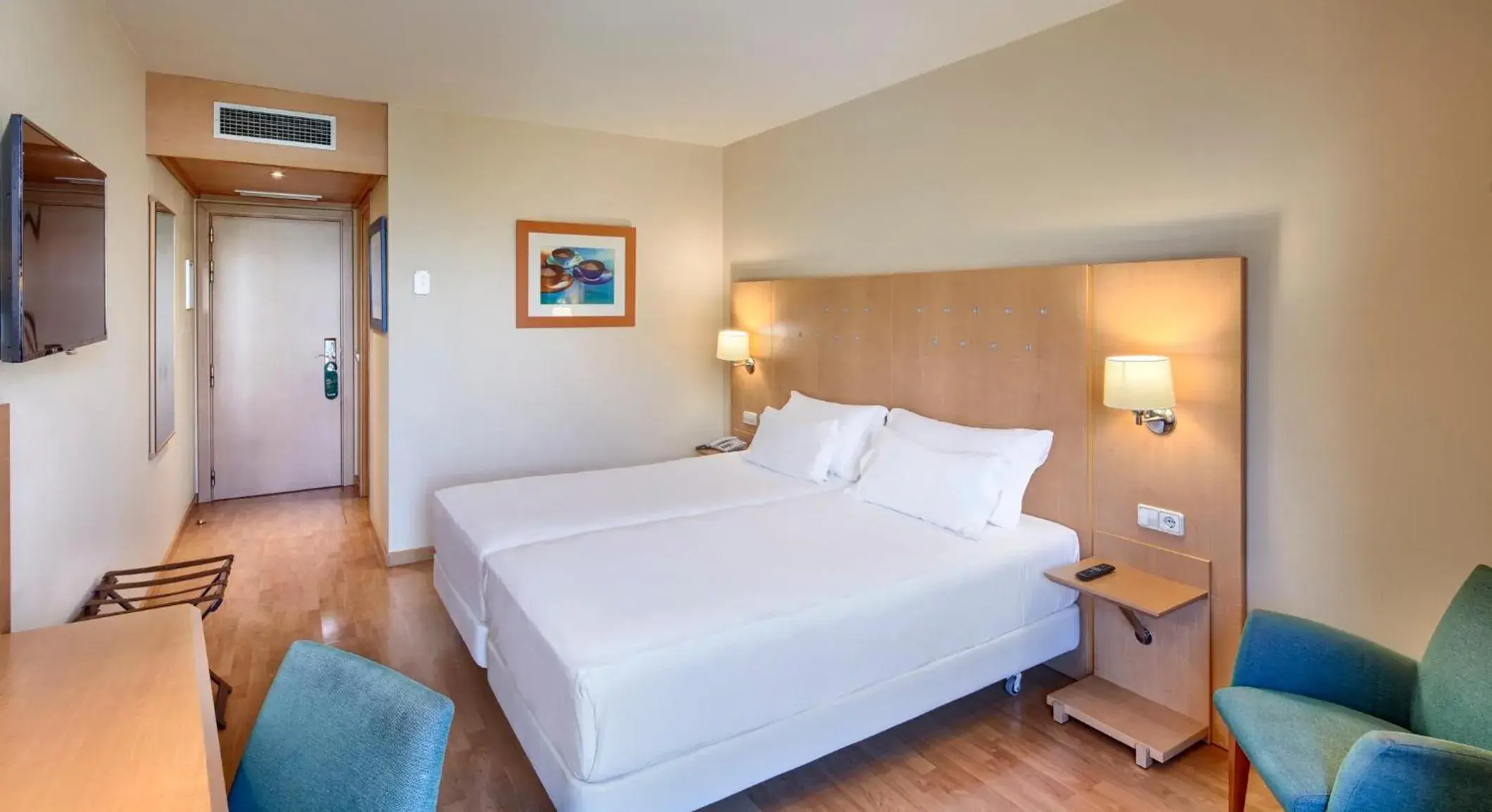 Photo of the whole room, Bed in Sercotel Porta Barcelona Photo of the whole room, Bed in Sercotel Porta Barcelona