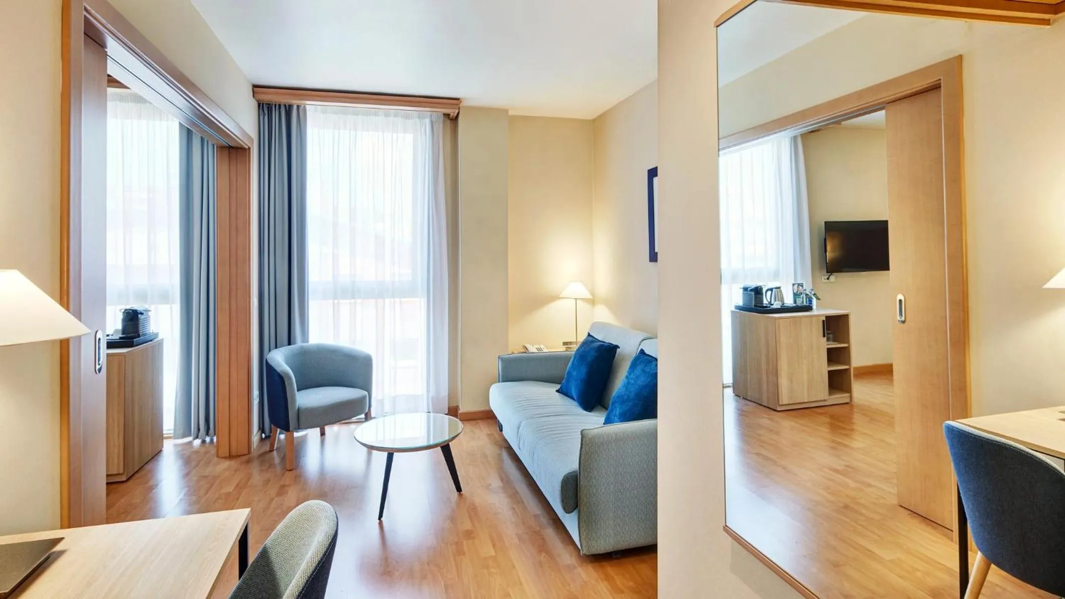 Photo of the whole room in Sercotel Porta Barcelona