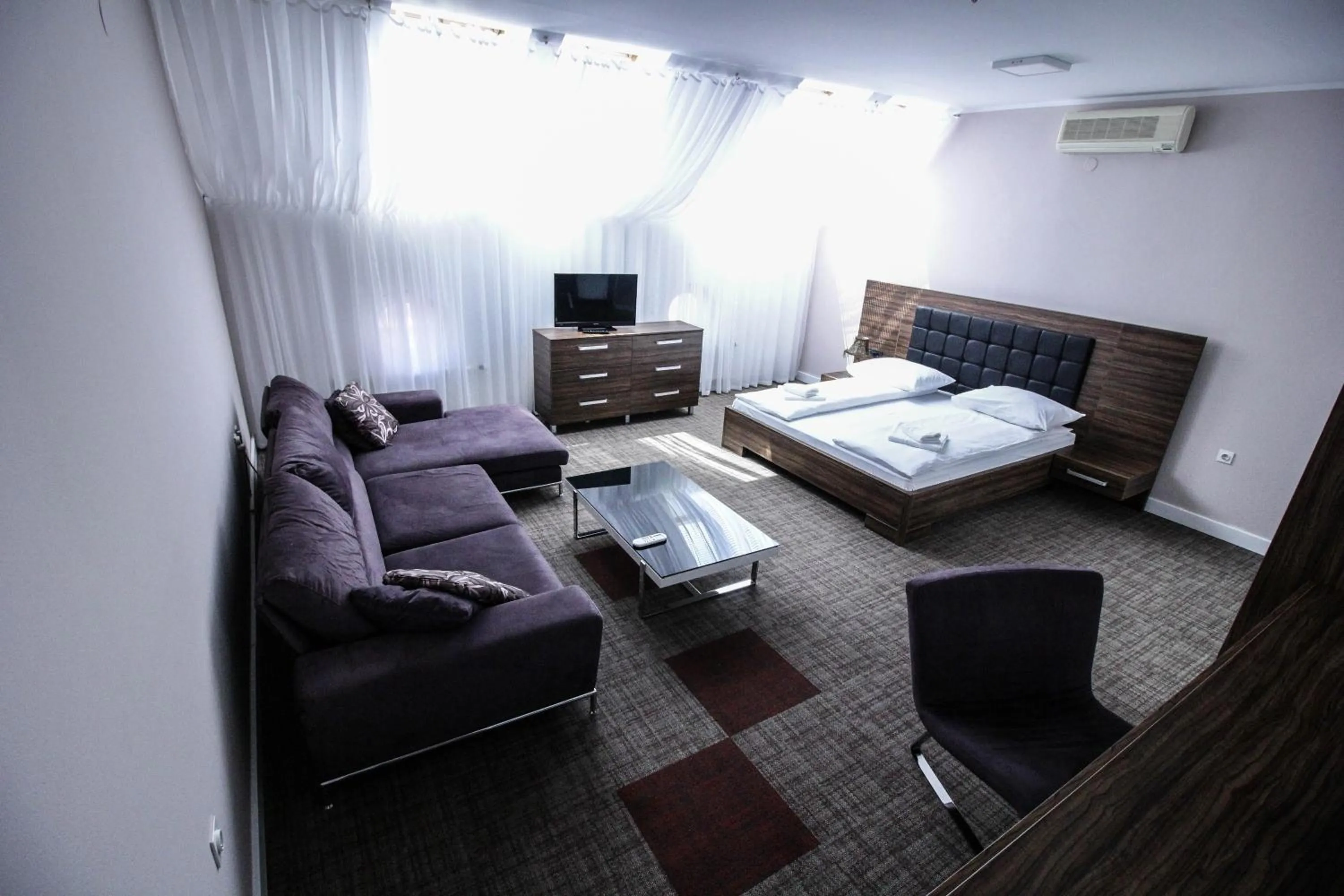 Photo of the whole room, Bed in Hotel Story