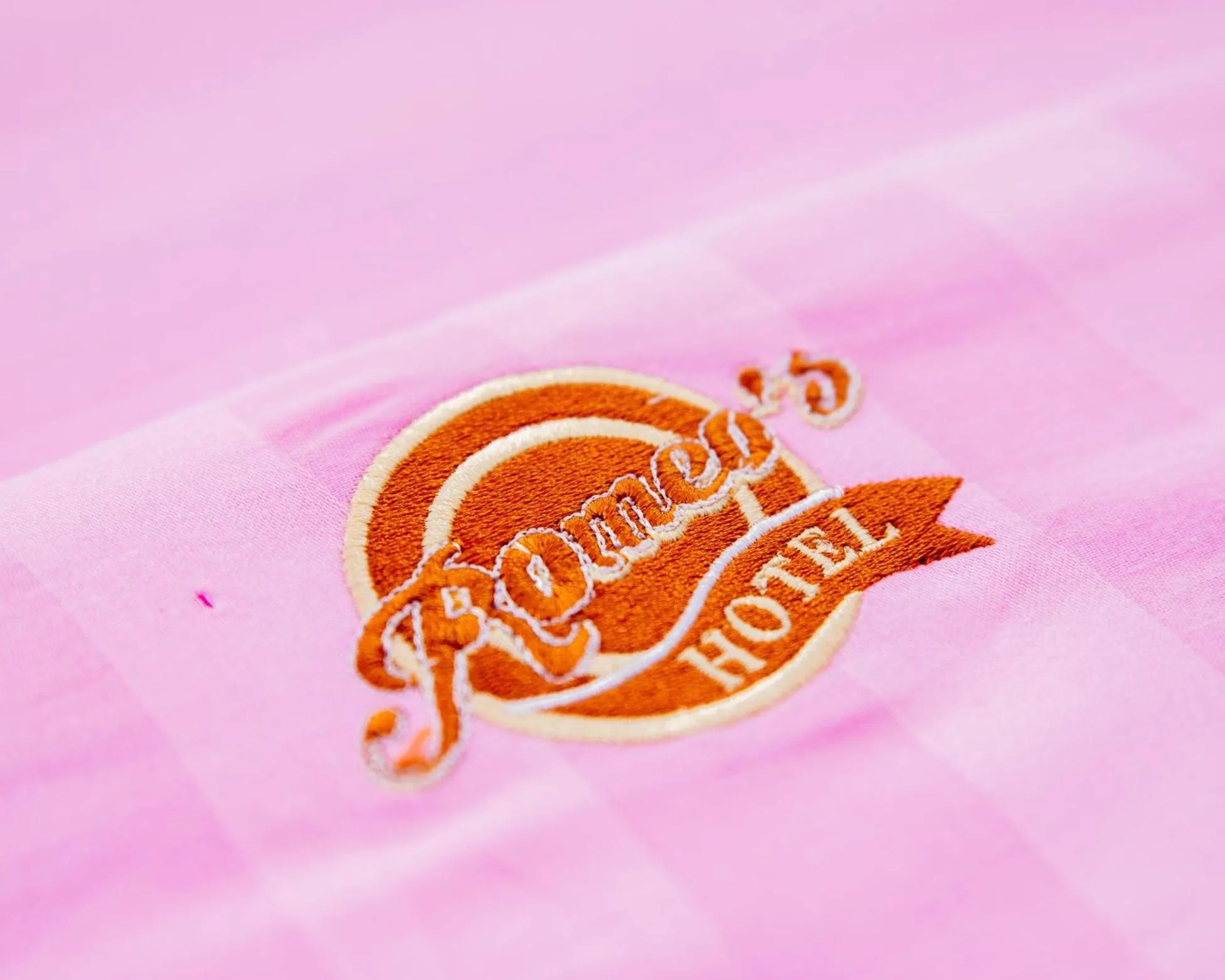 Text overlay in Romeos Hotel