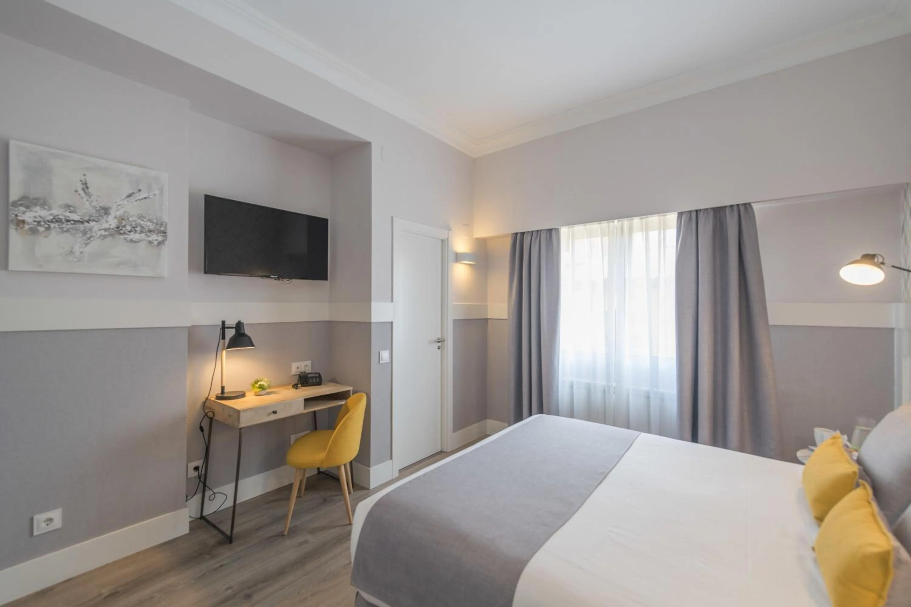 Photo of the whole room, Bed in BYPILLOW Velázquez 45