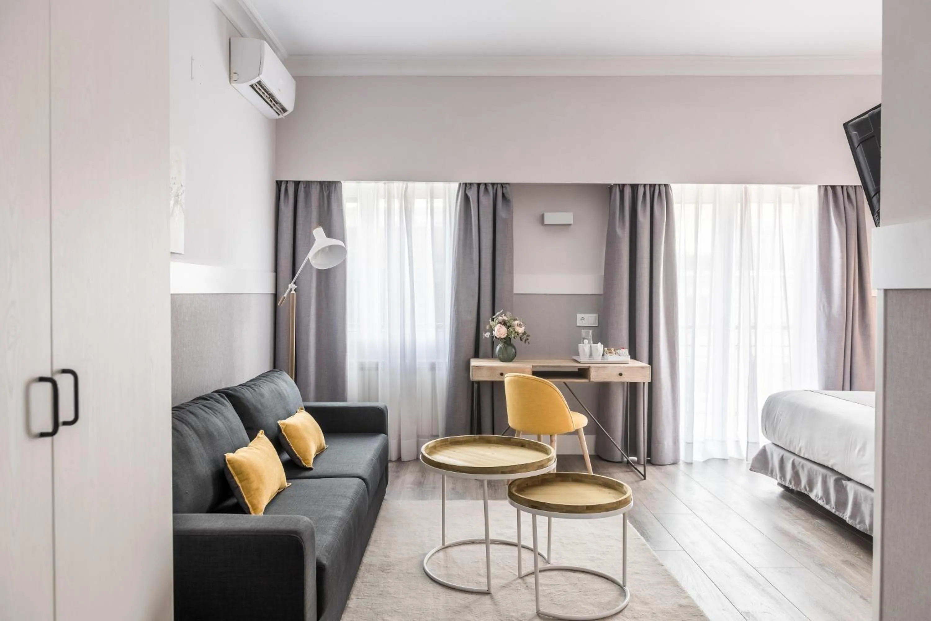 Photo of the whole room, Bed in BYPILLOW Velázquez 45