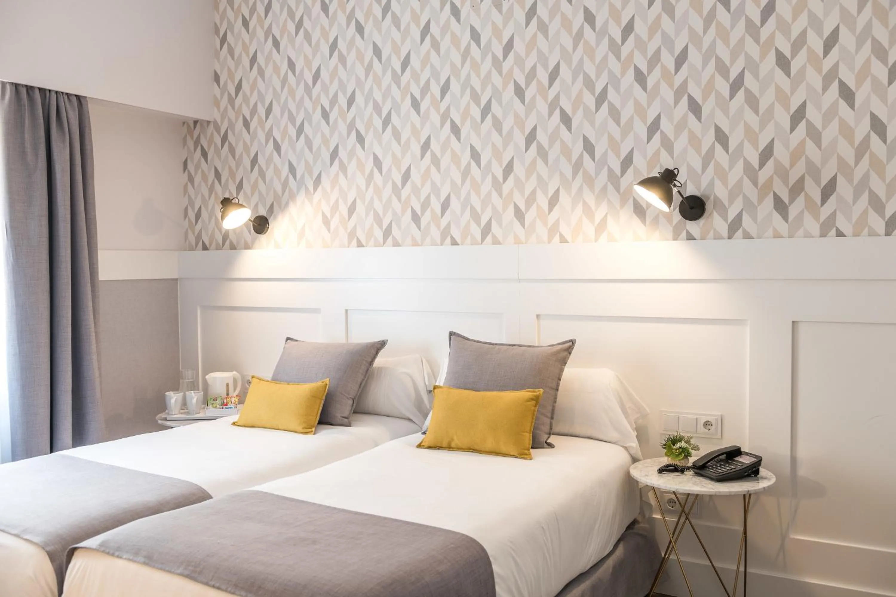 Photo of the whole room, Bed in BYPILLOW Velázquez 45