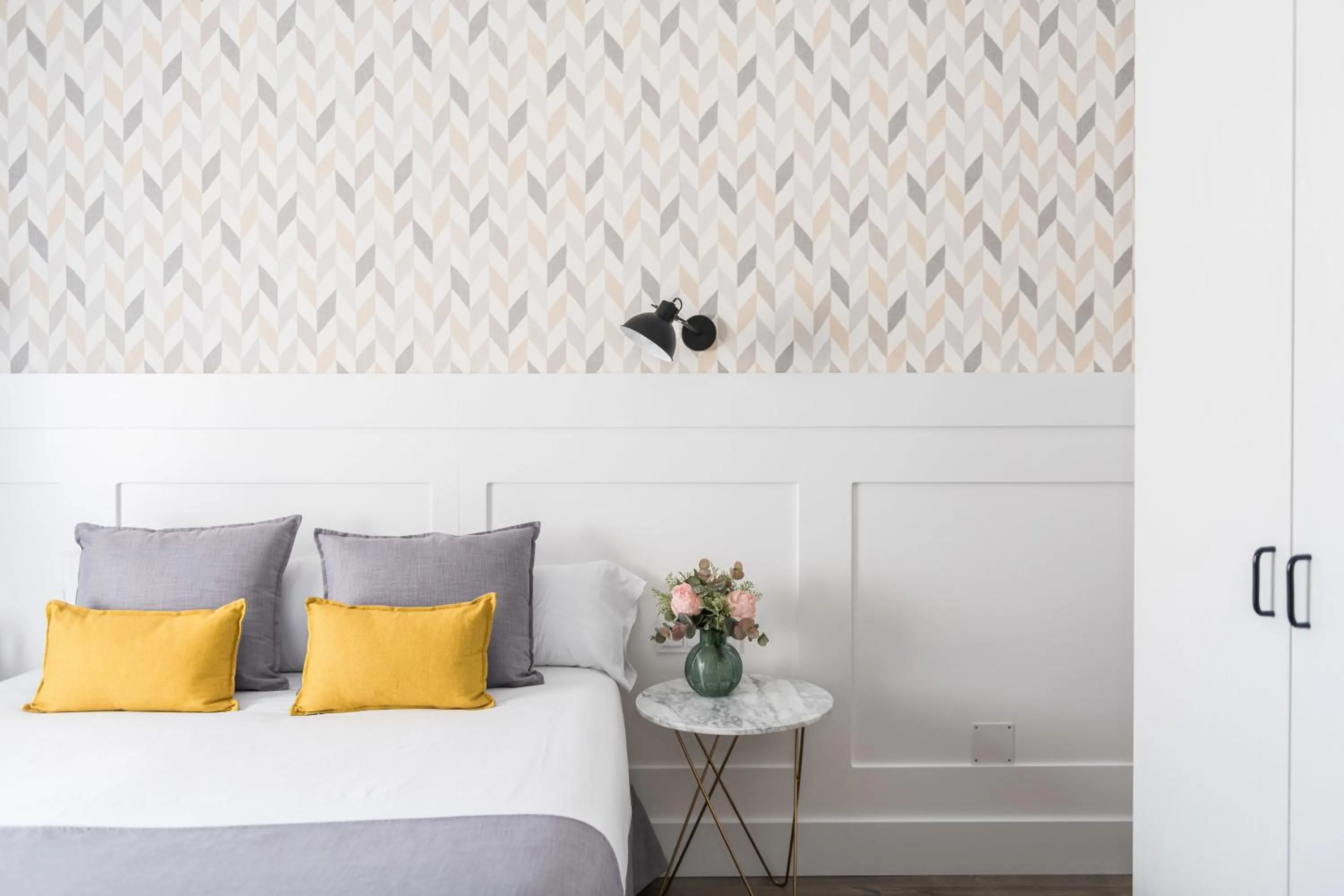 Photo of the whole room, Bed in BYPILLOW Velázquez 45