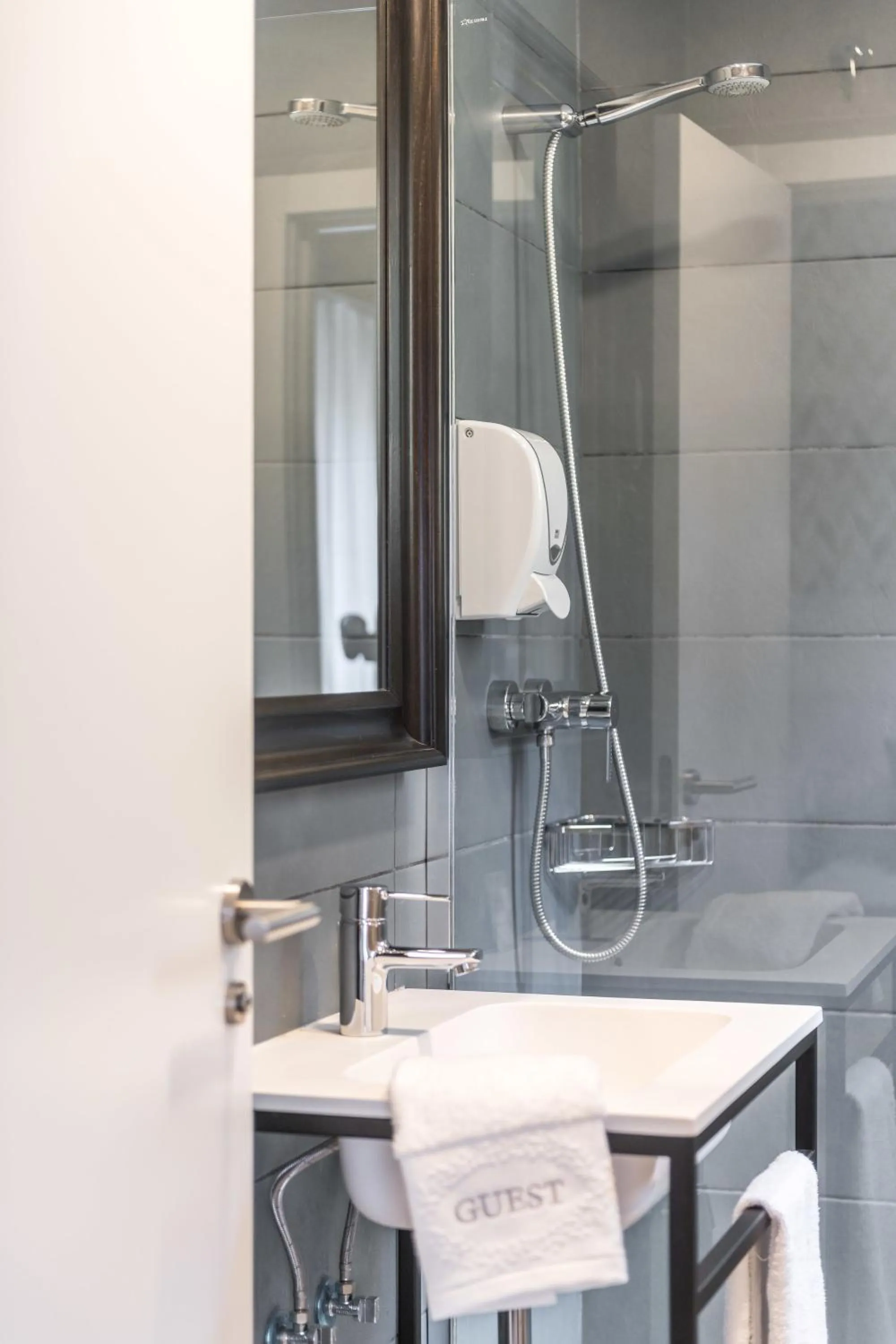 Bathroom in BYPILLOW Velázquez 45