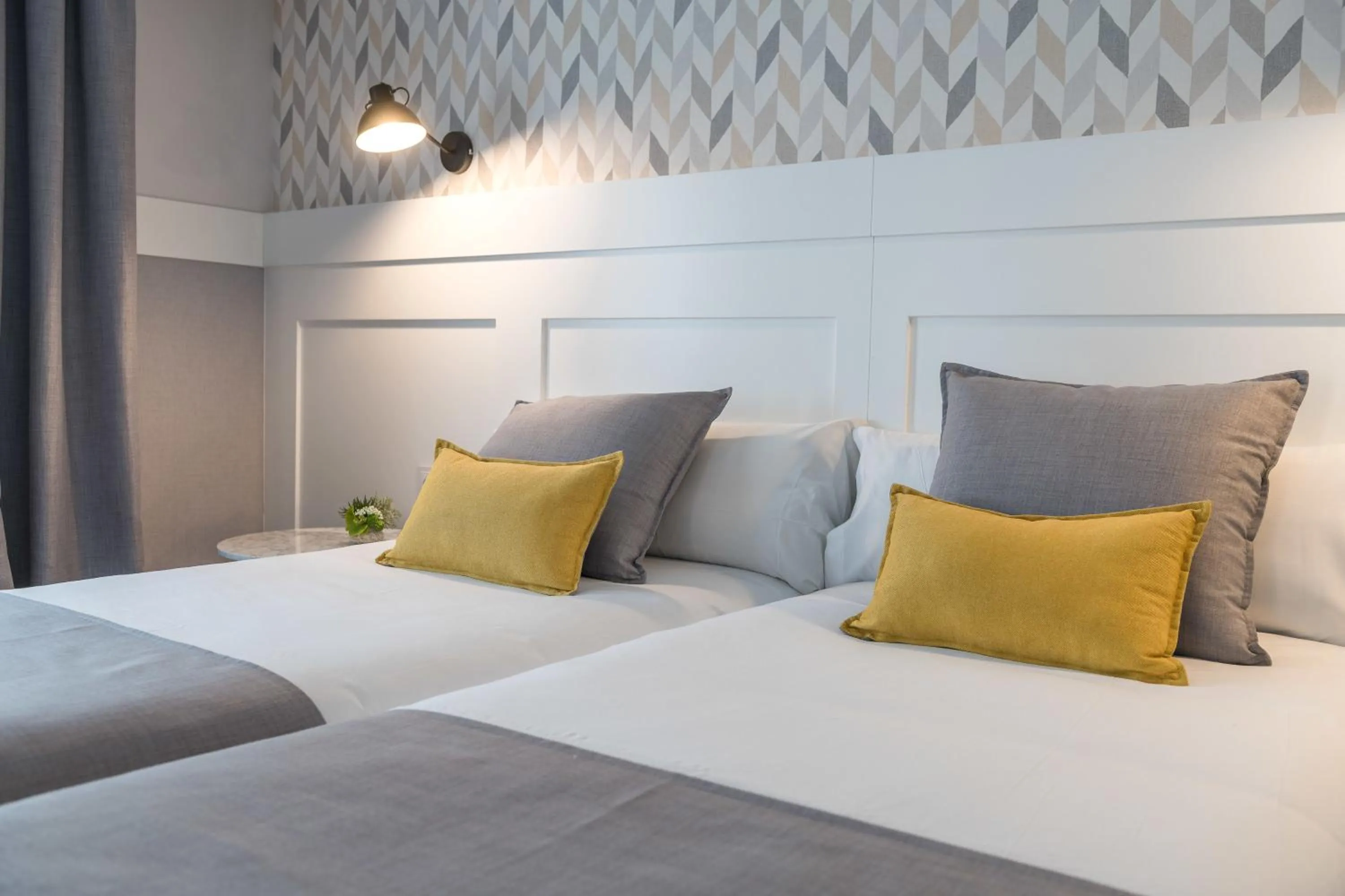 Photo of the whole room, Bed in BYPILLOW Velázquez 45