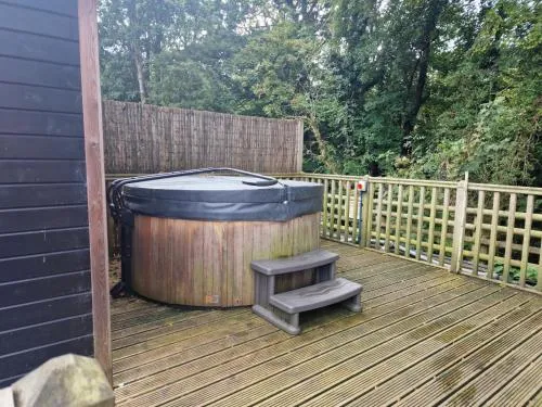Glamping Hut - Sleeps 2 hot tub & parking