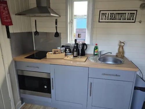 Glamping Hut - Sleeps 2 hot tub & parking