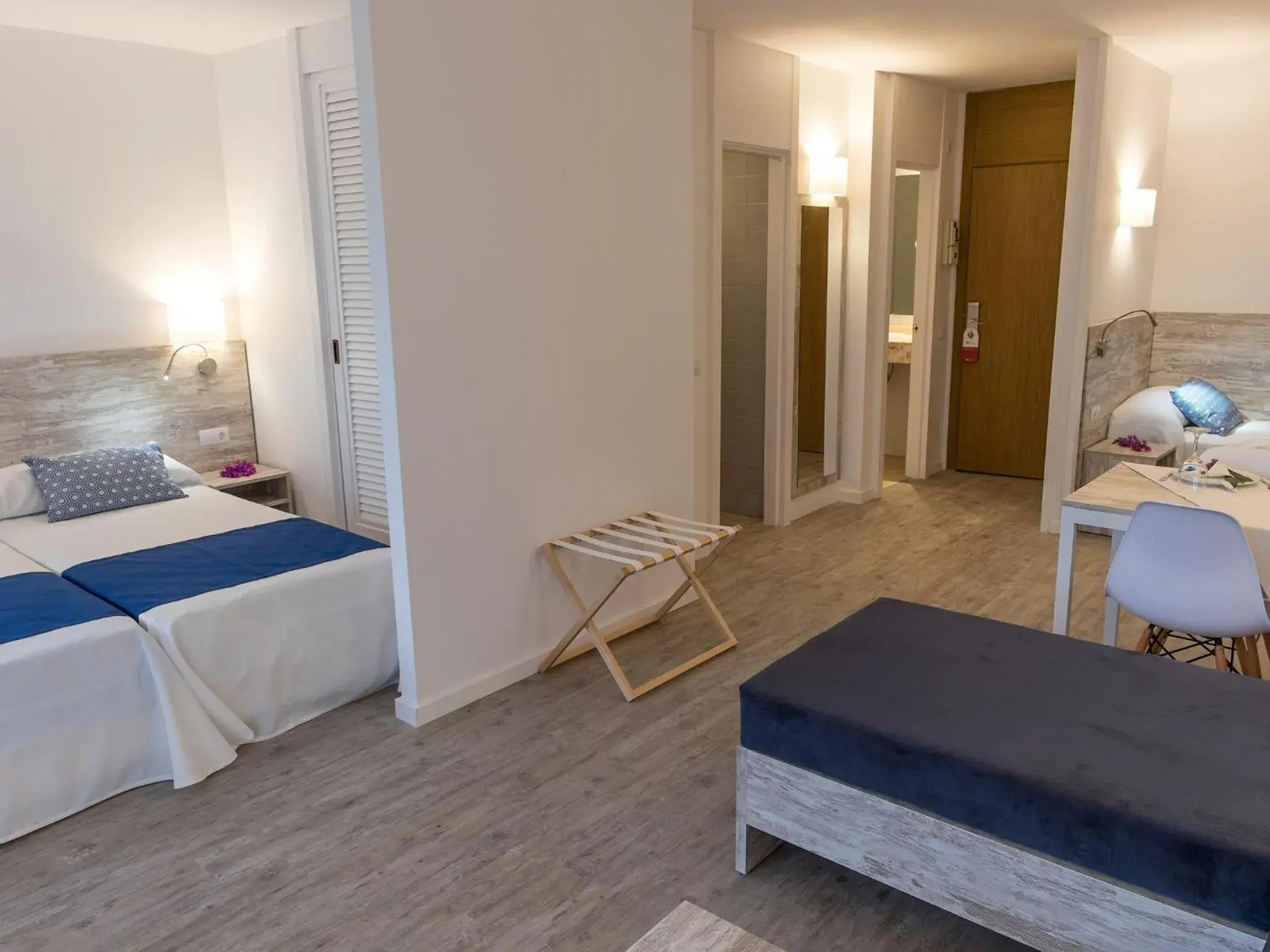 Bathroom, Bed in BelleVue Club Bathroom, Bed in BelleVue Club