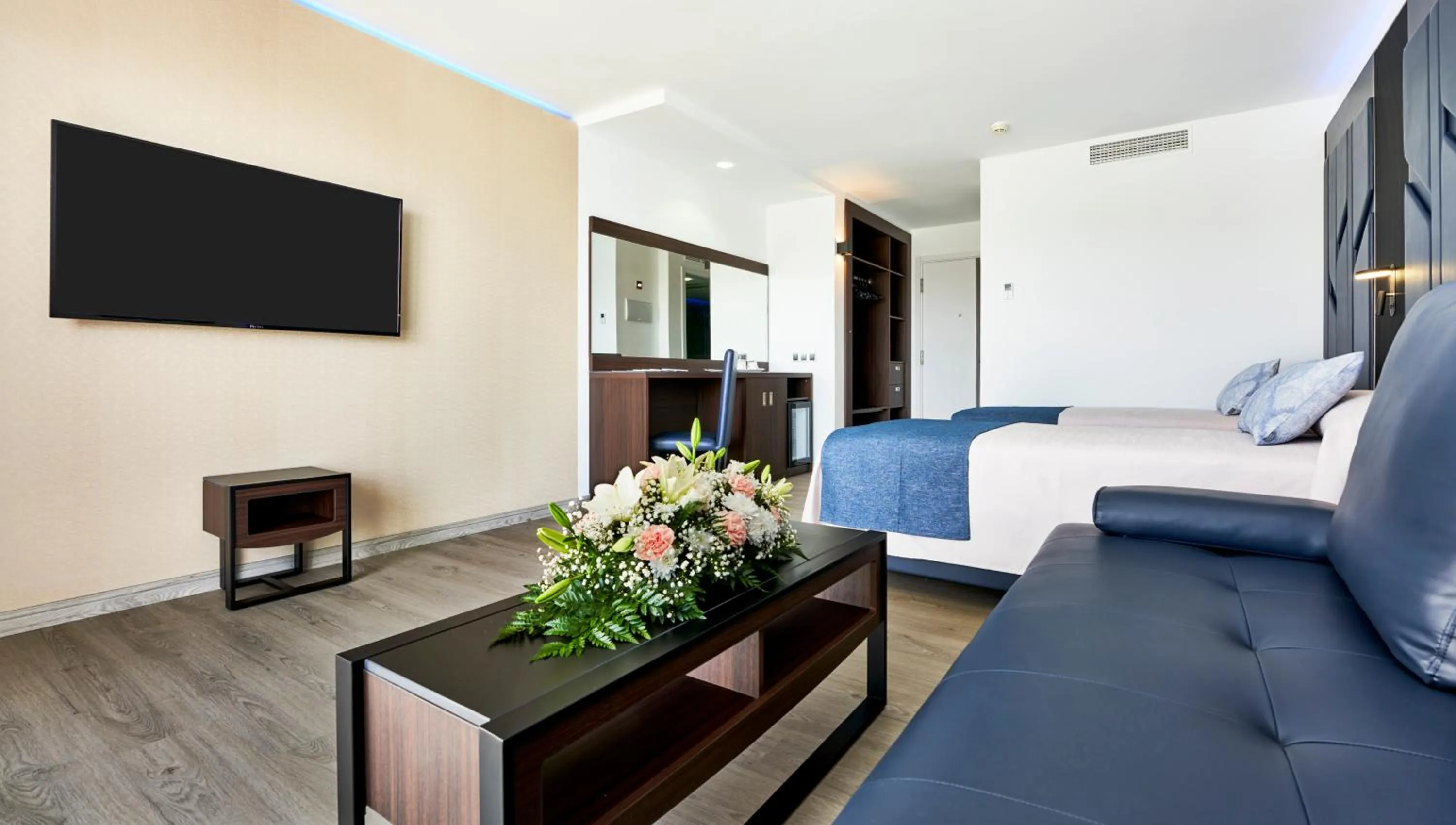 Photo of the whole room, Bed in BelleVue Club