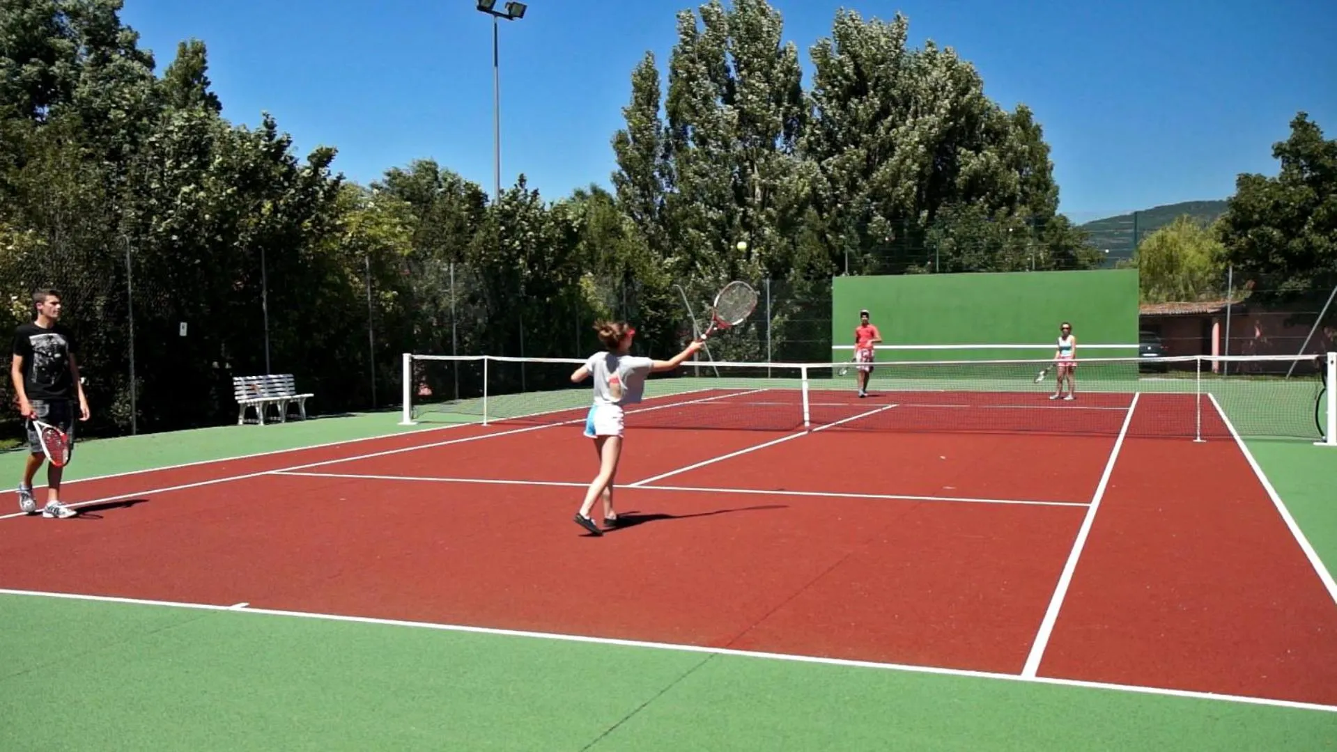 Tennis court in Le Hameau des Genets