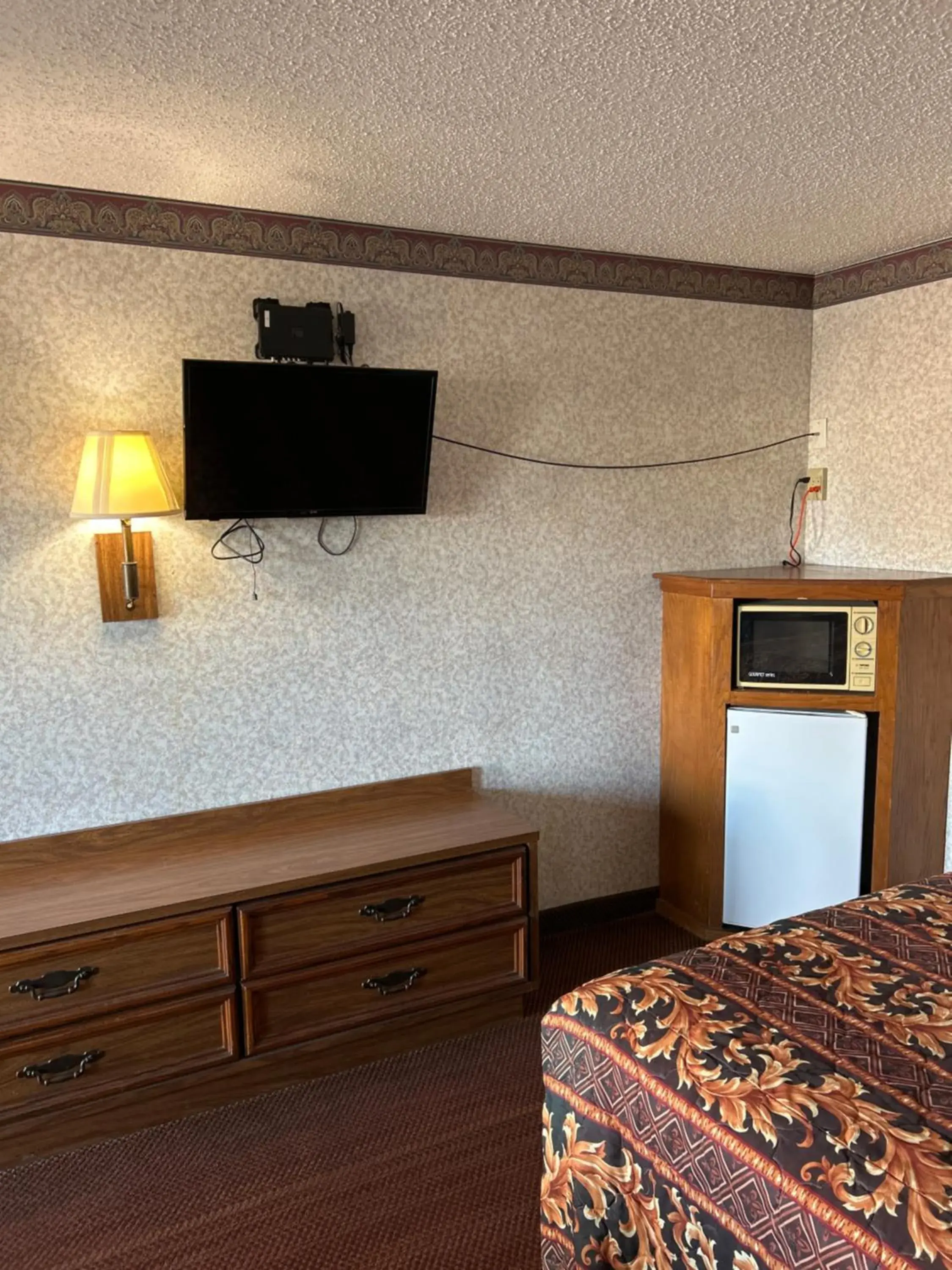 TV and multimedia, Bed in Heritage Inn TV and multimedia, Bed in Heritage Inn