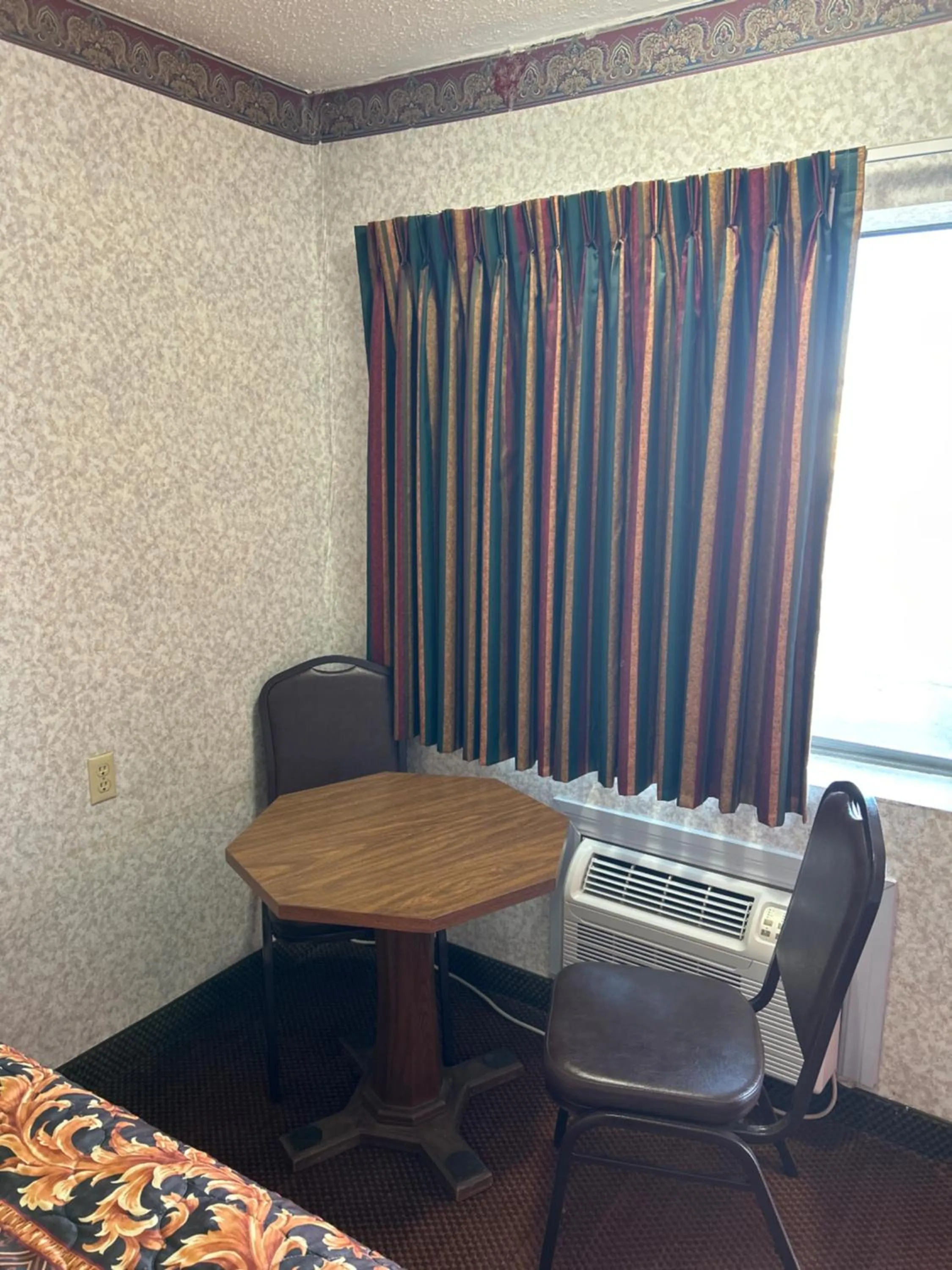 Seating area in Heritage Inn