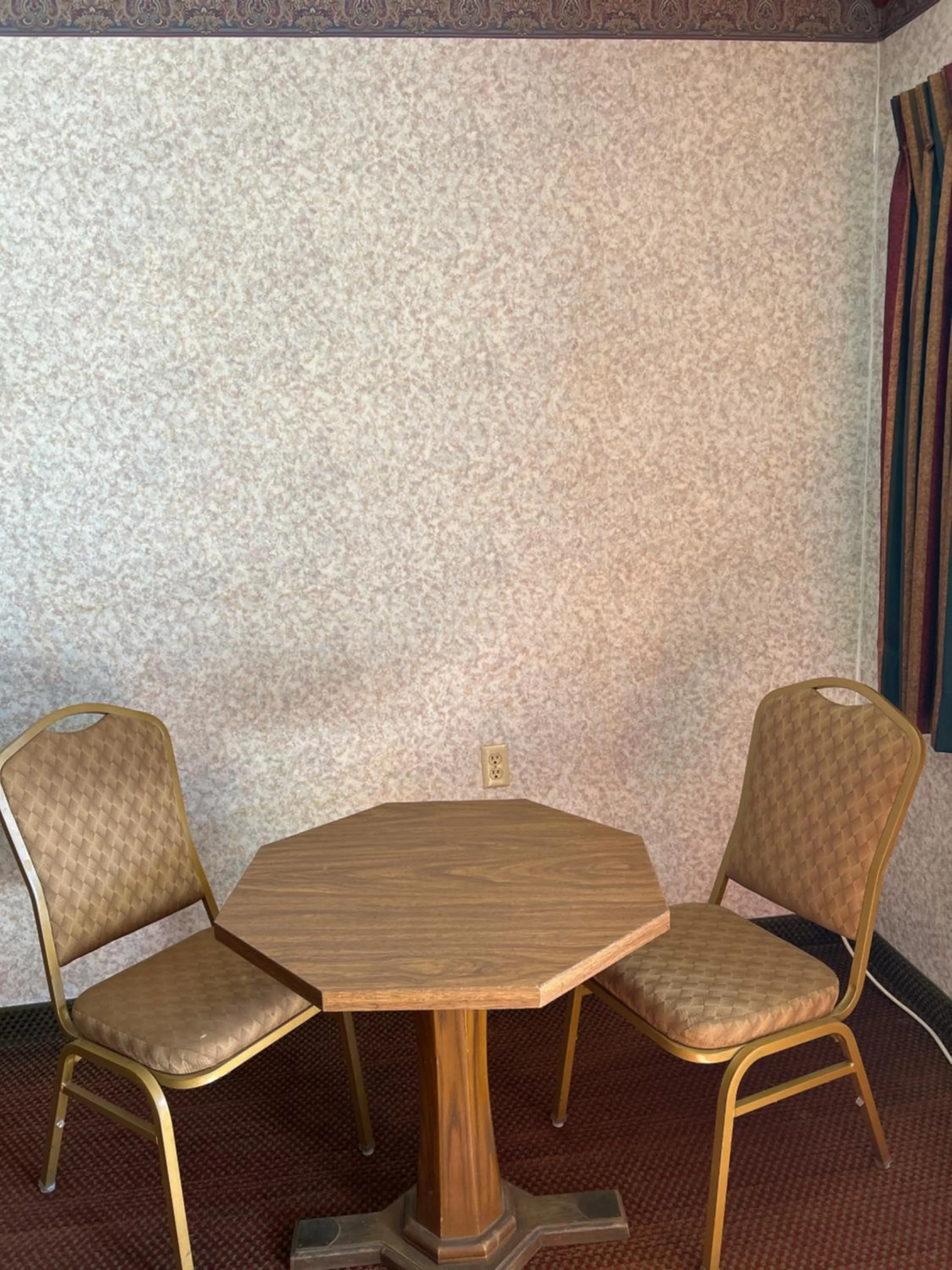 Seating area in Heritage Inn