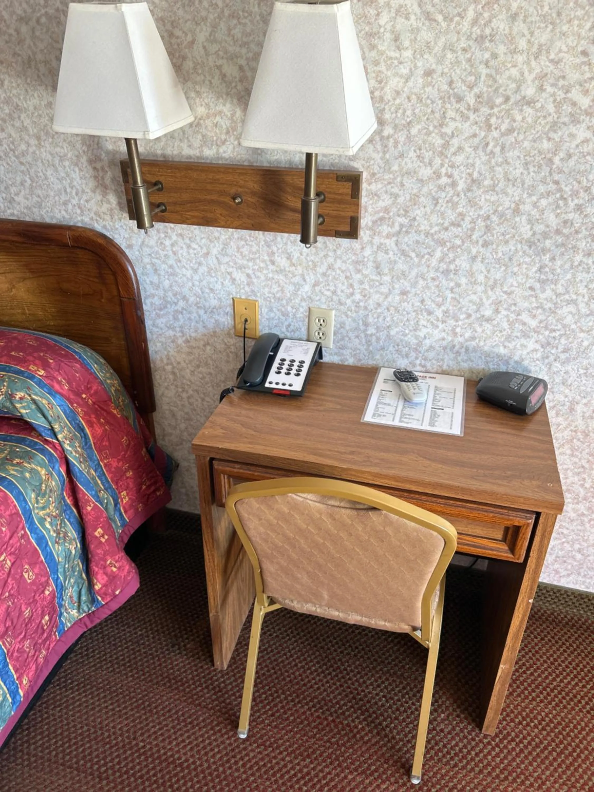 Seating area, Bed in Heritage Inn