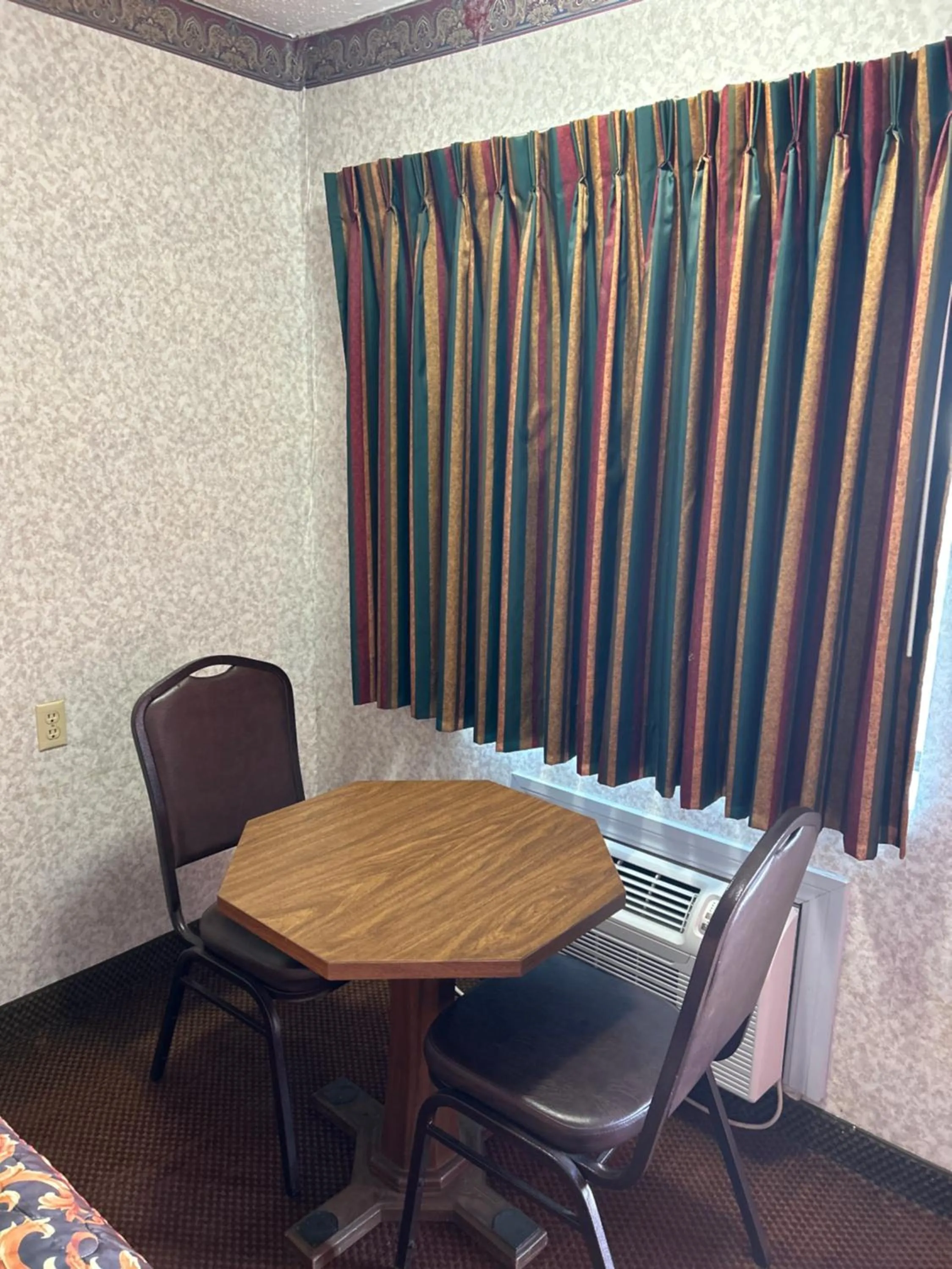 Seating area in Heritage Inn