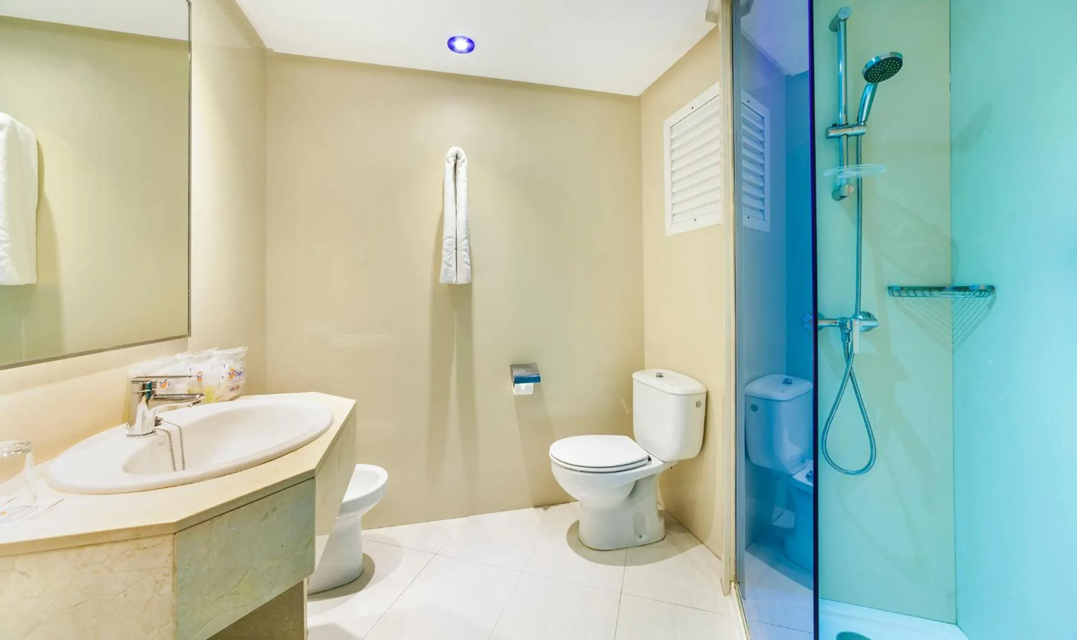 Bathroom in Globales America