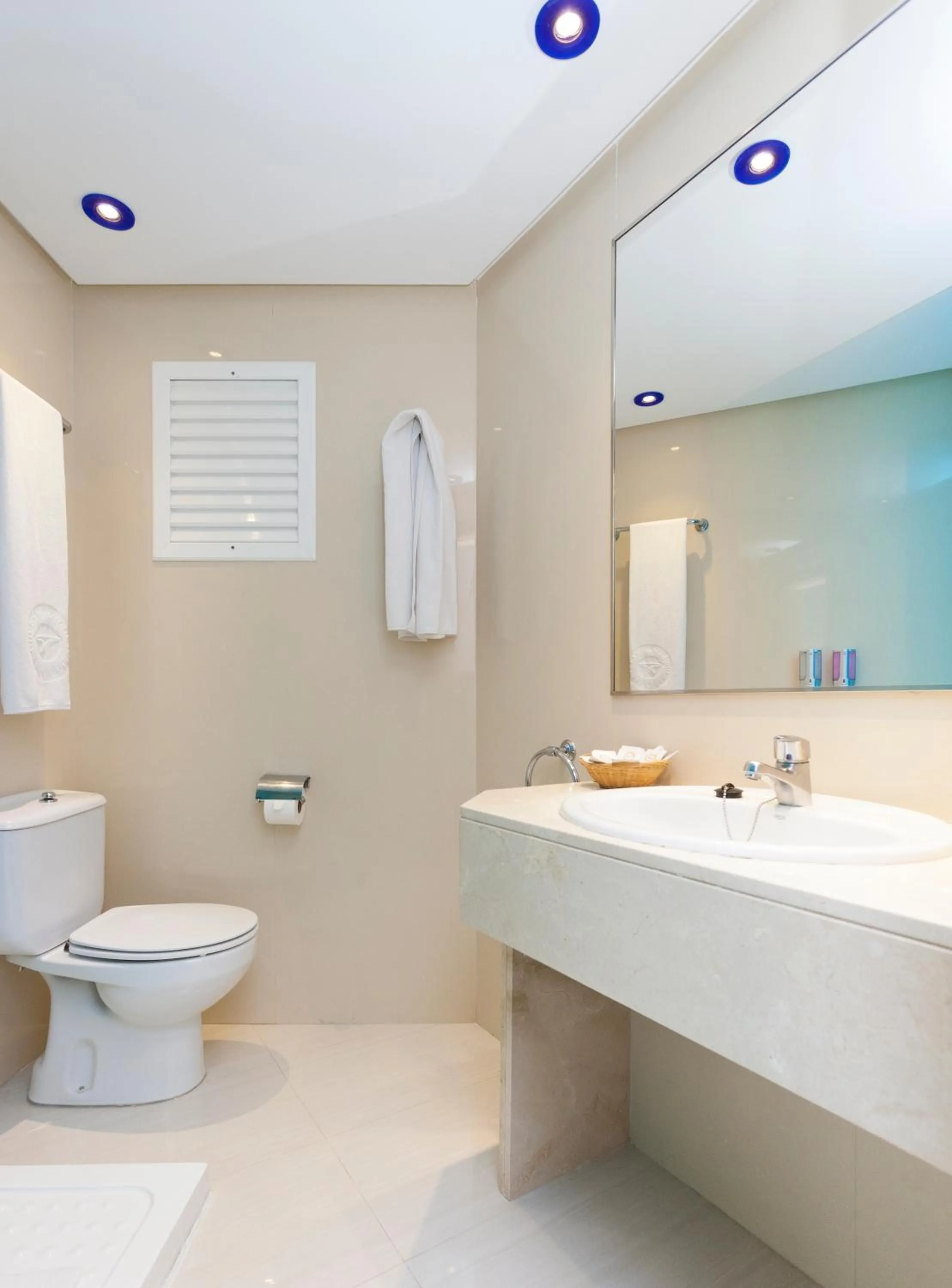 Bathroom in Globales America