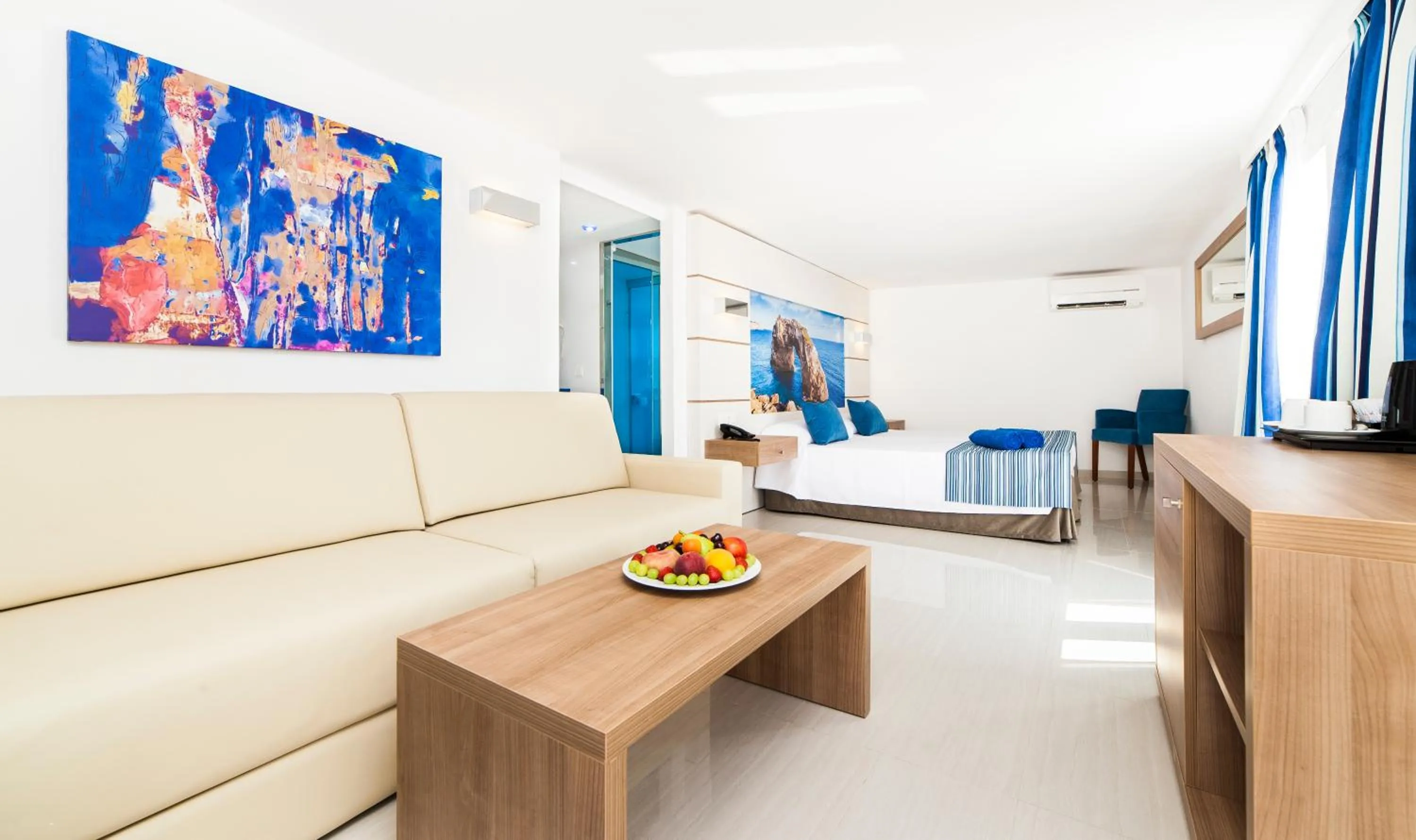 Photo of the whole room in Globales America