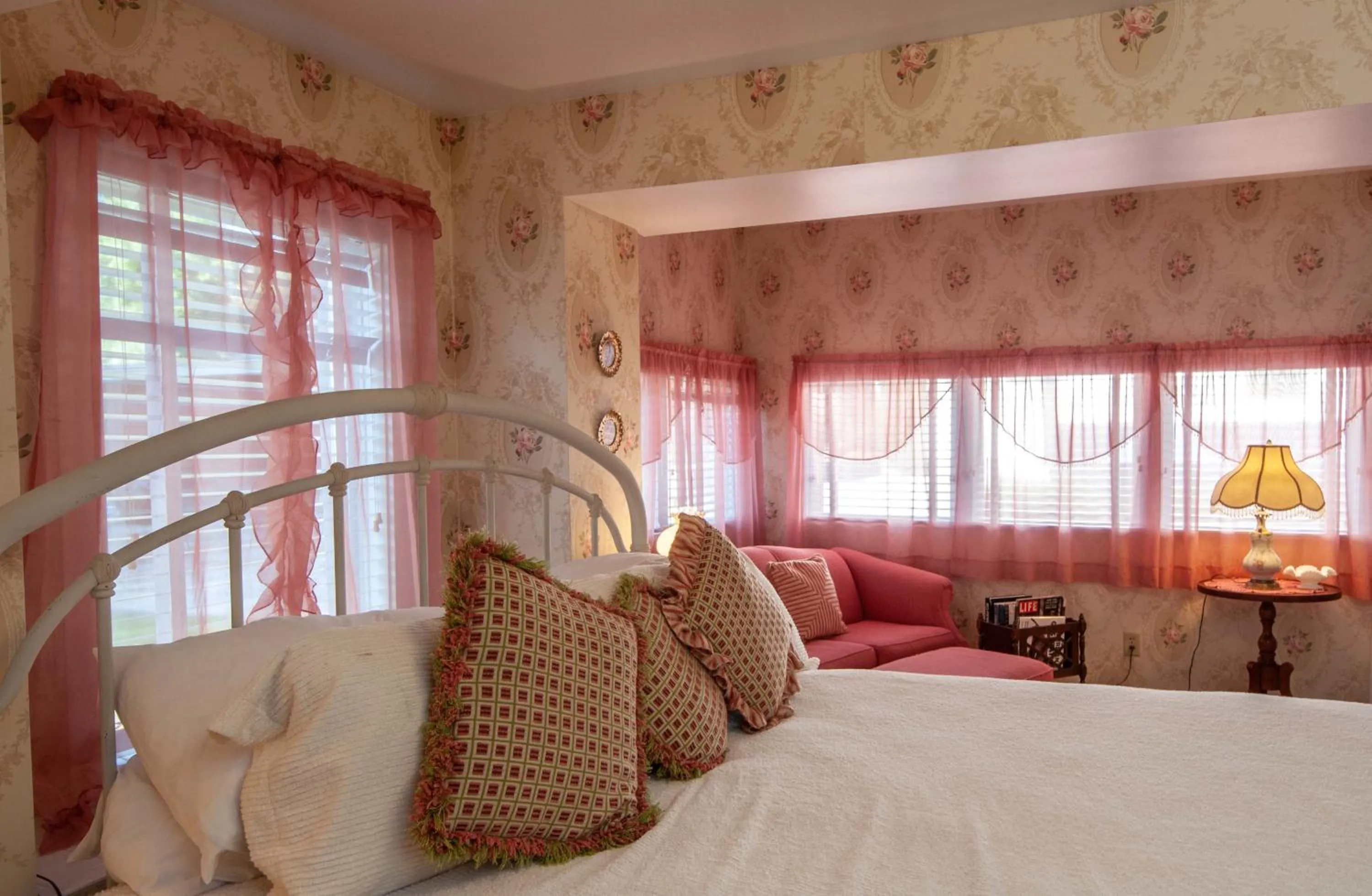 Bed in The Anniversary Inn - Logan