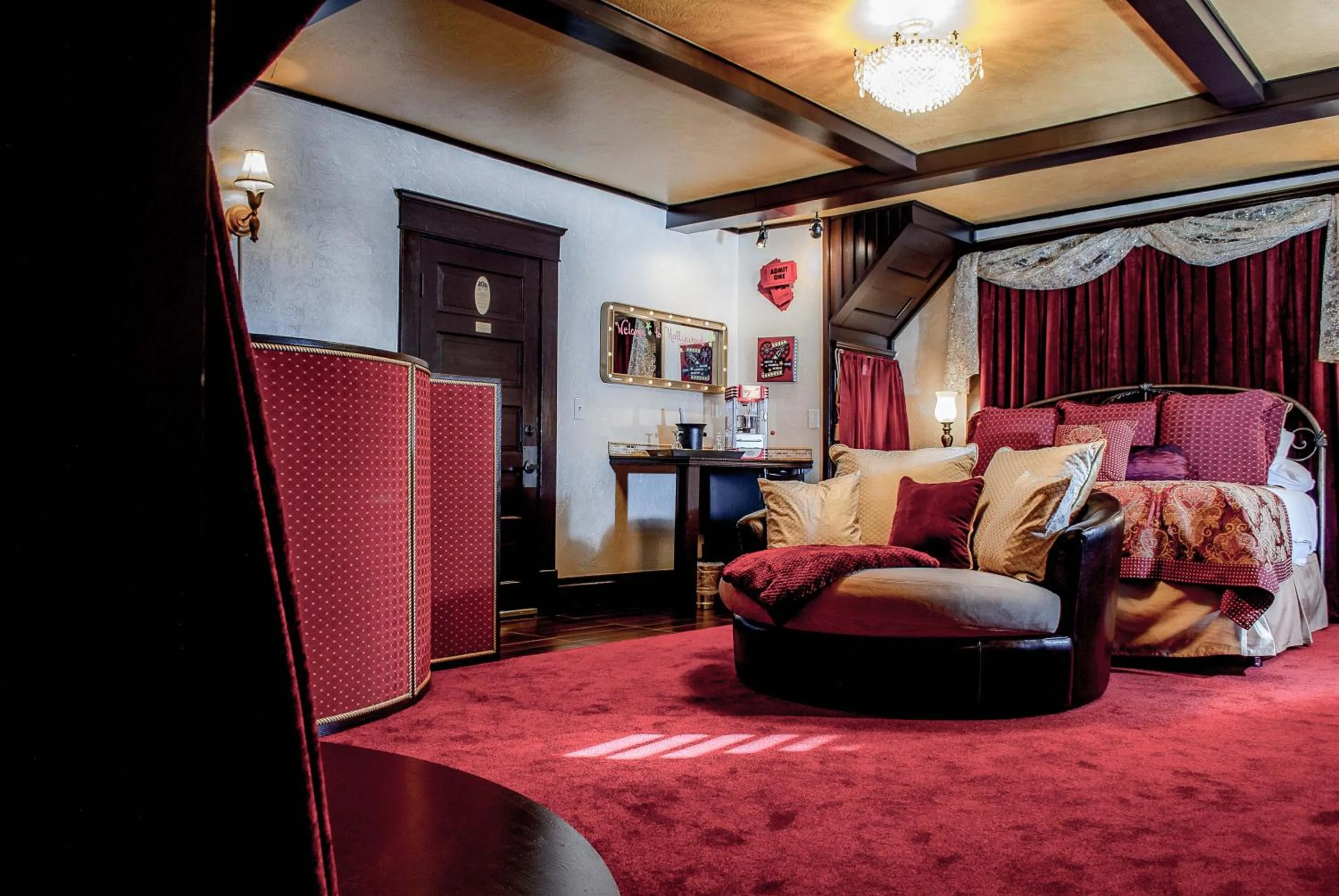 Photo of the whole room, Bed in The Anniversary Inn - Logan