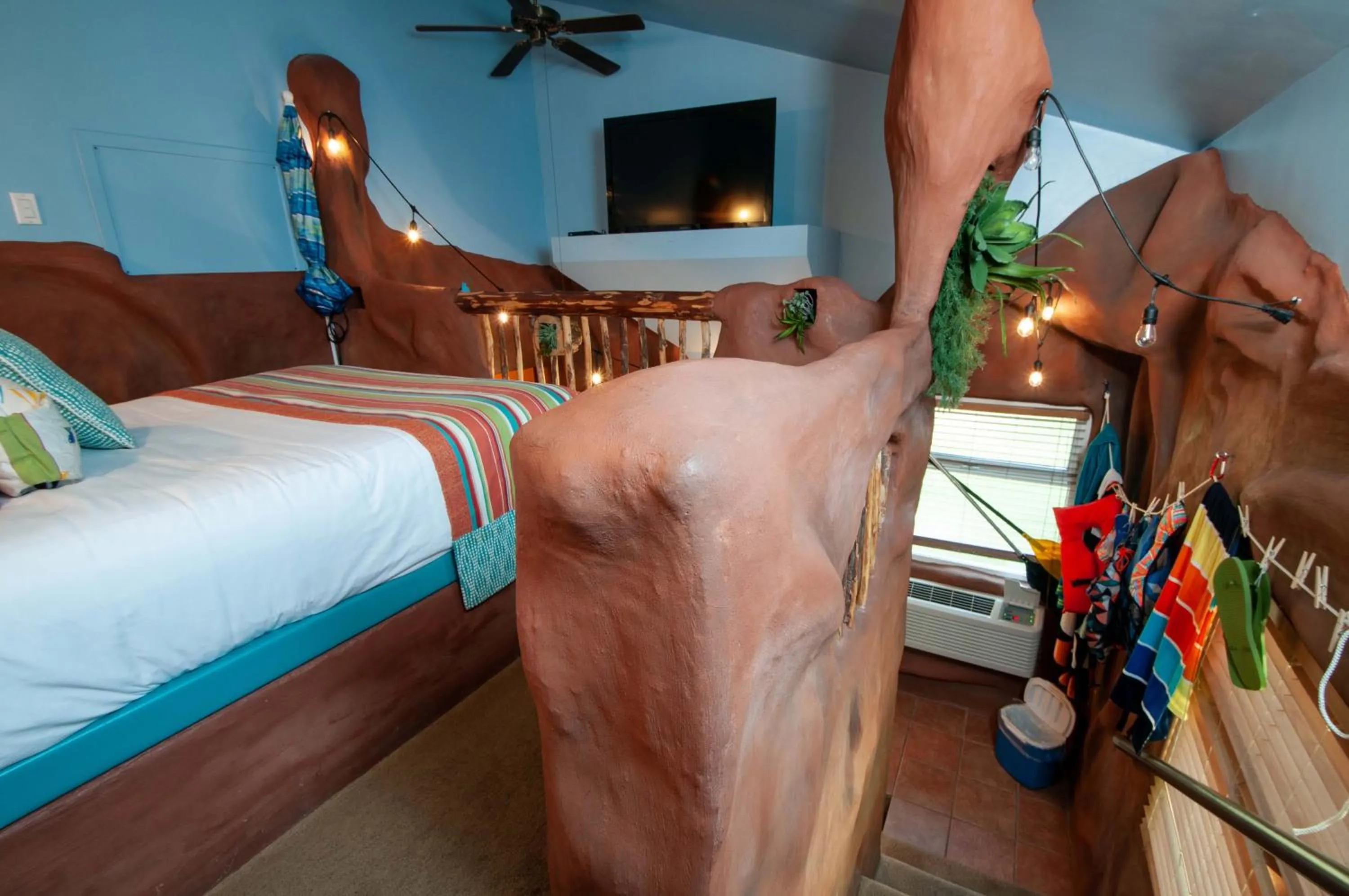 Photo of the whole room, Bed in The Anniversary Inn - Logan