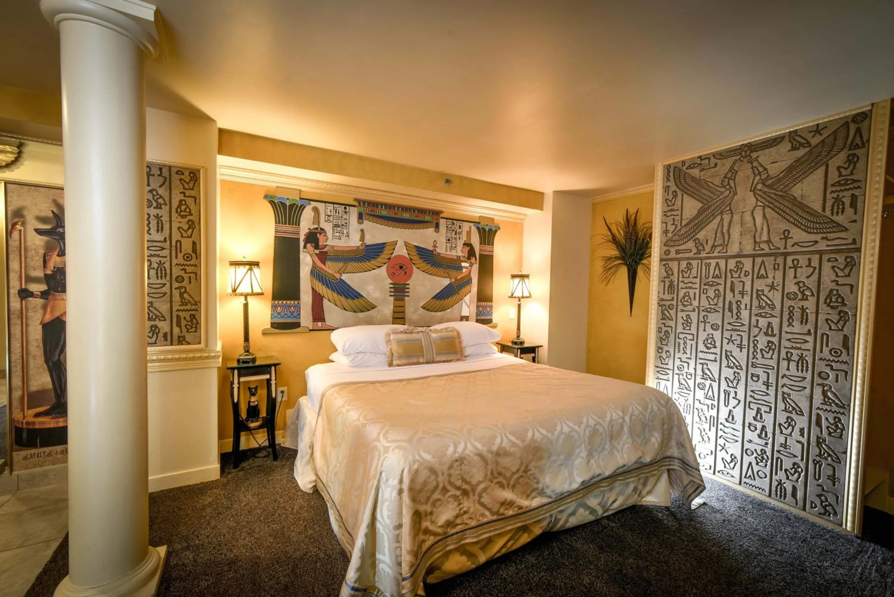 Bedroom, Bed in The Anniversary Inn - Logan