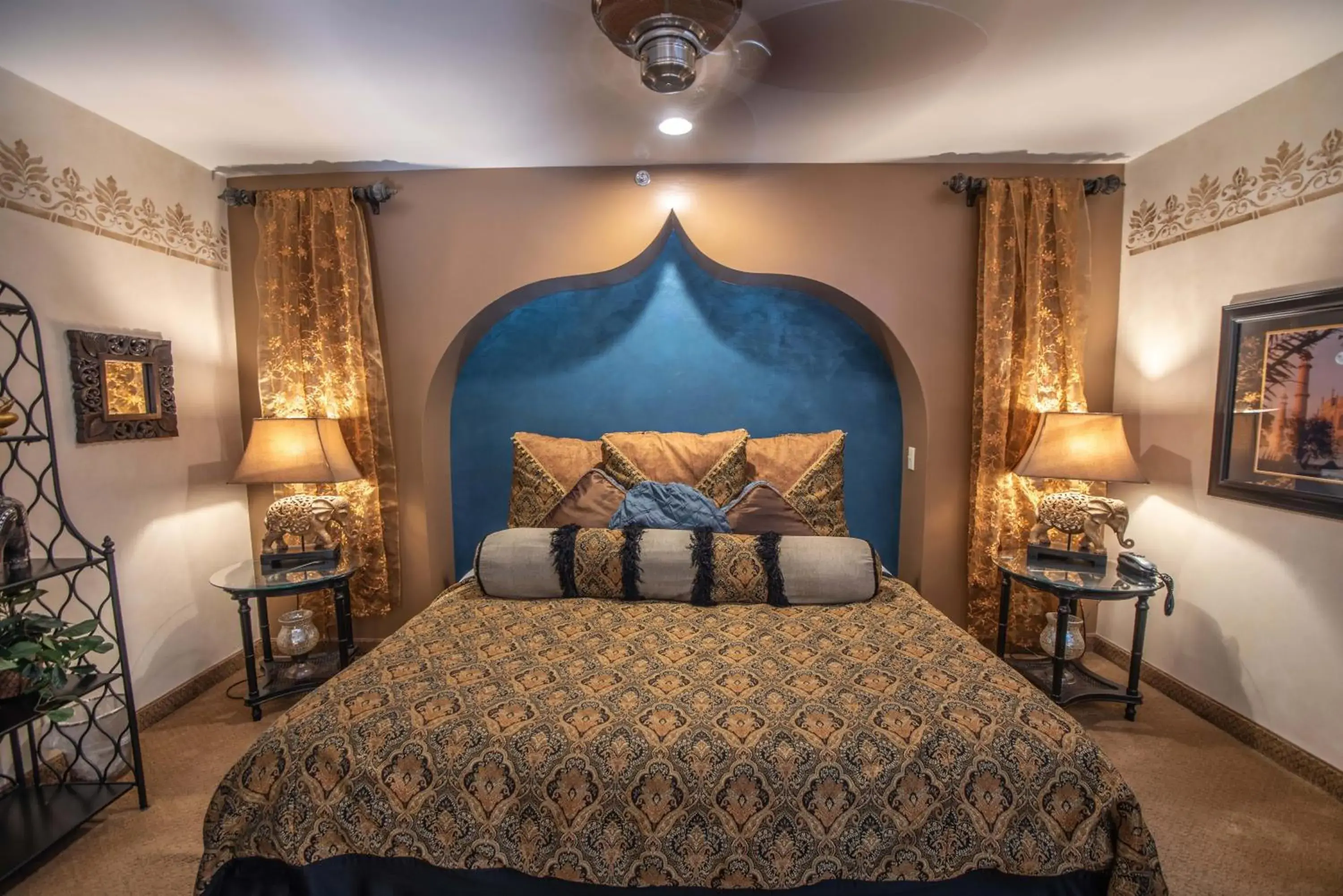 King Room in The Anniversary Inn - Logan King Room in The Anniversary Inn - Logan