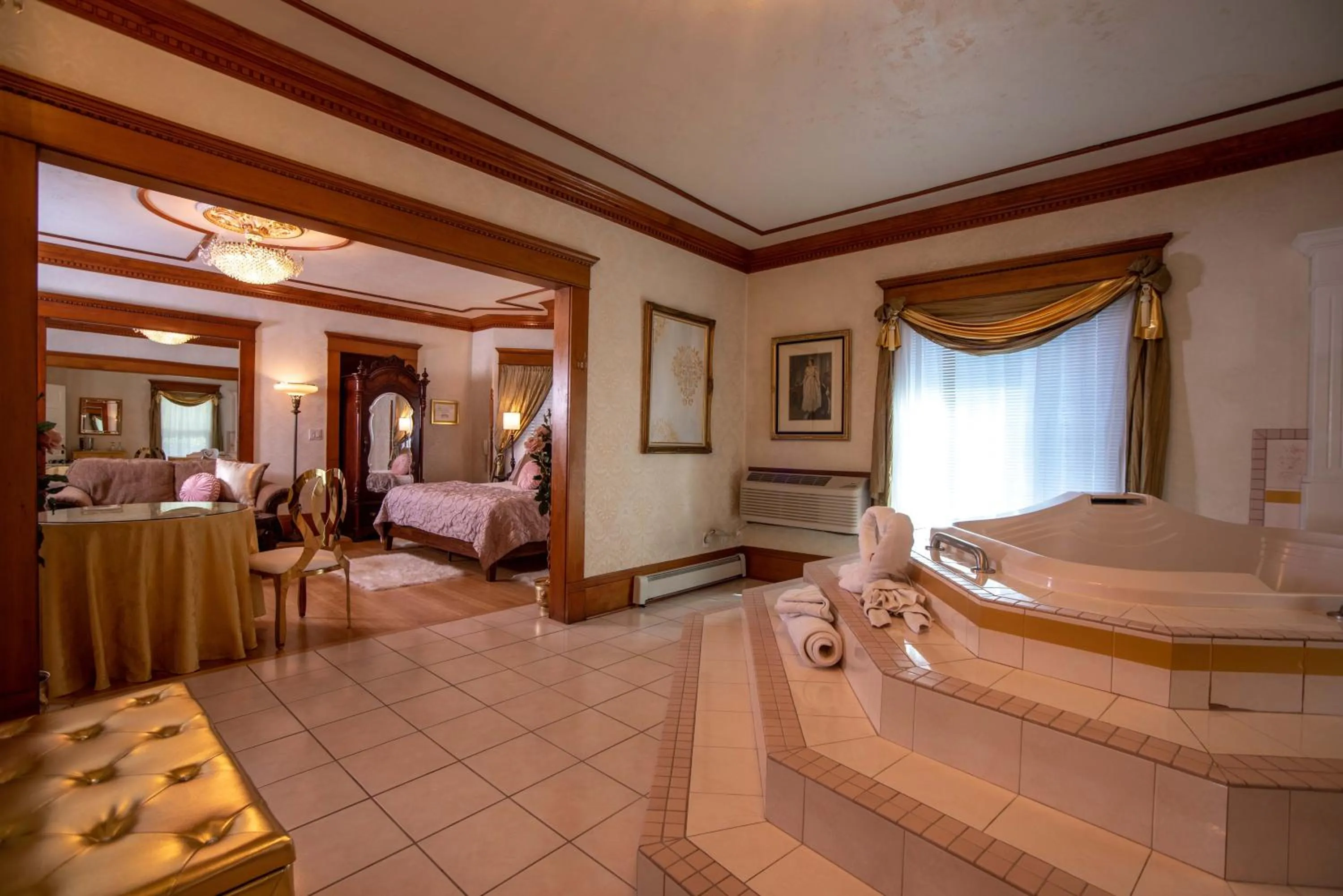 Bath in The Anniversary Inn - Logan