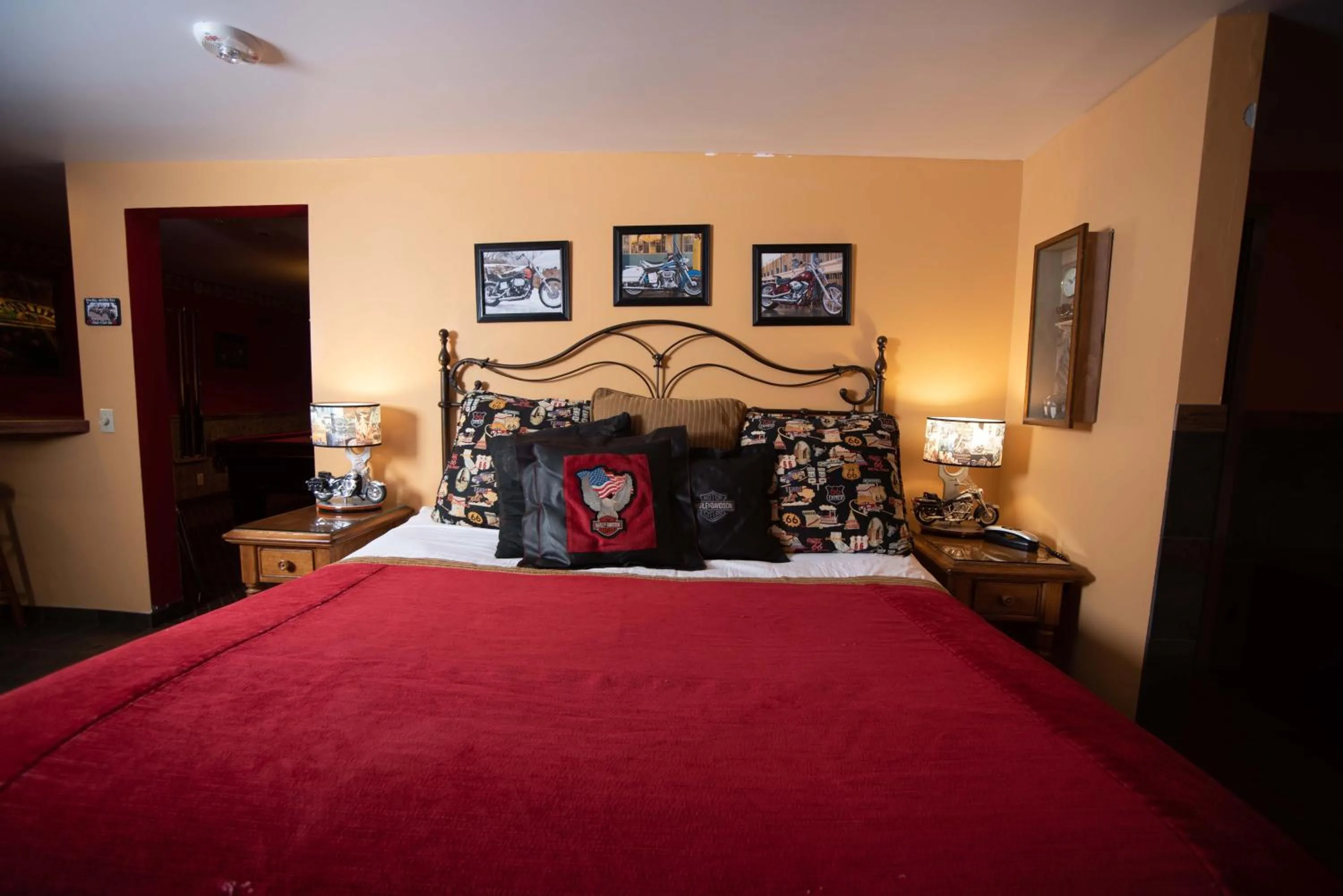 Bed in The Anniversary Inn - Logan