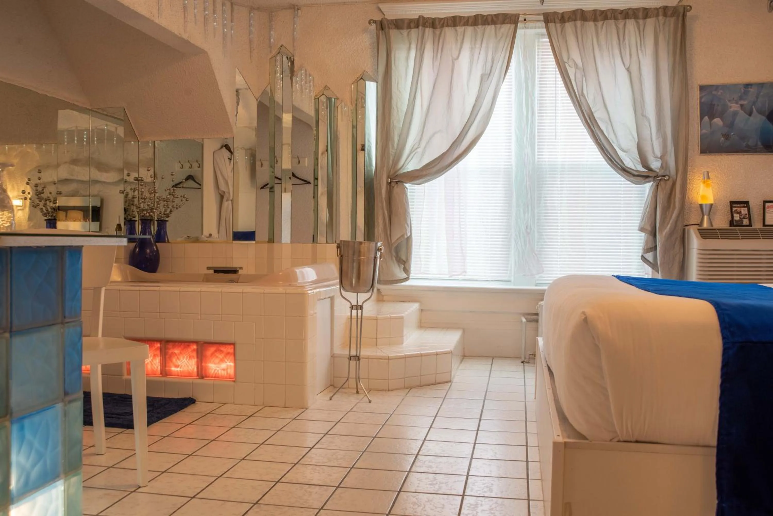 Bath, Bed in The Anniversary Inn - Logan