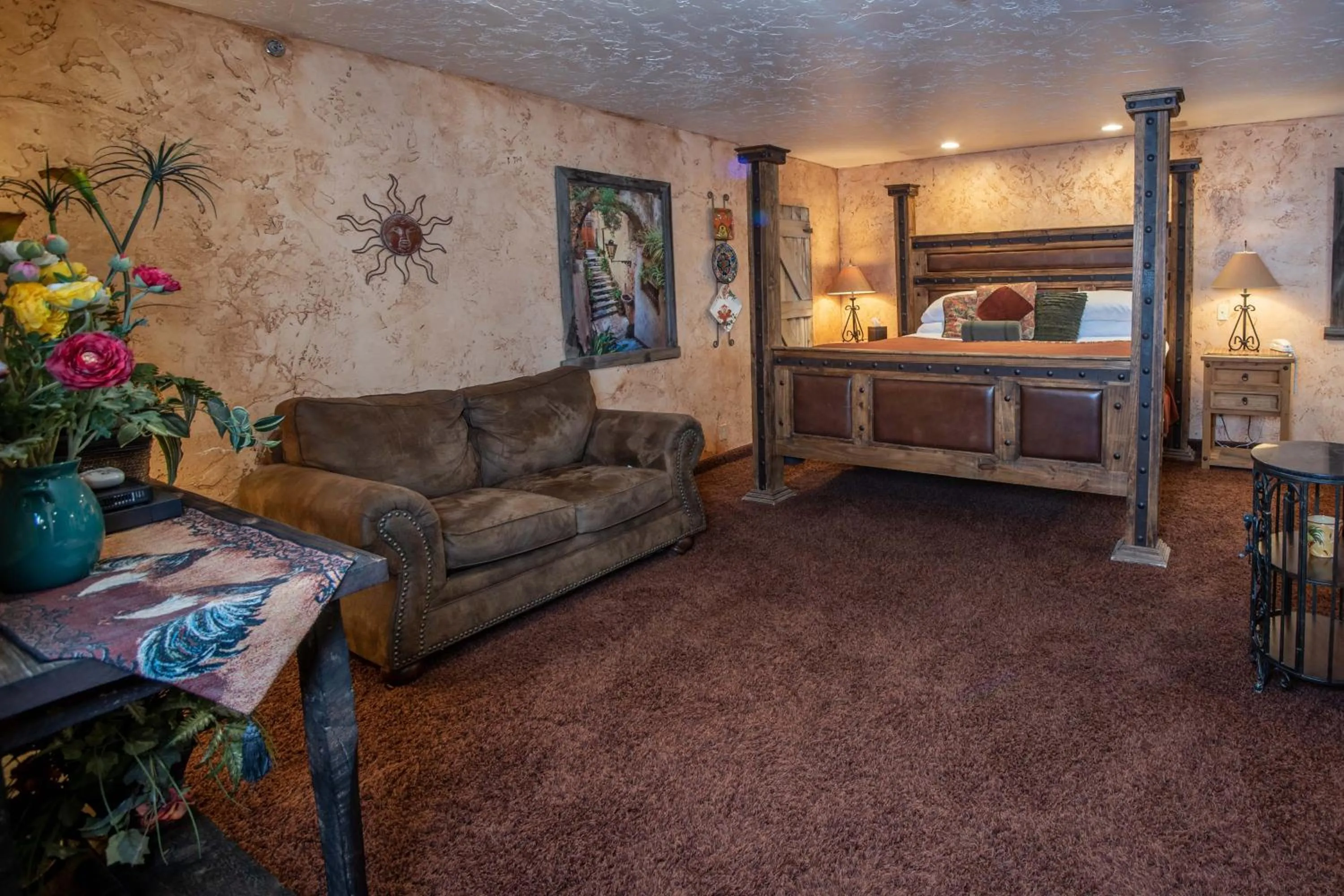 Photo of the whole room, Bed in The Anniversary Inn - Logan