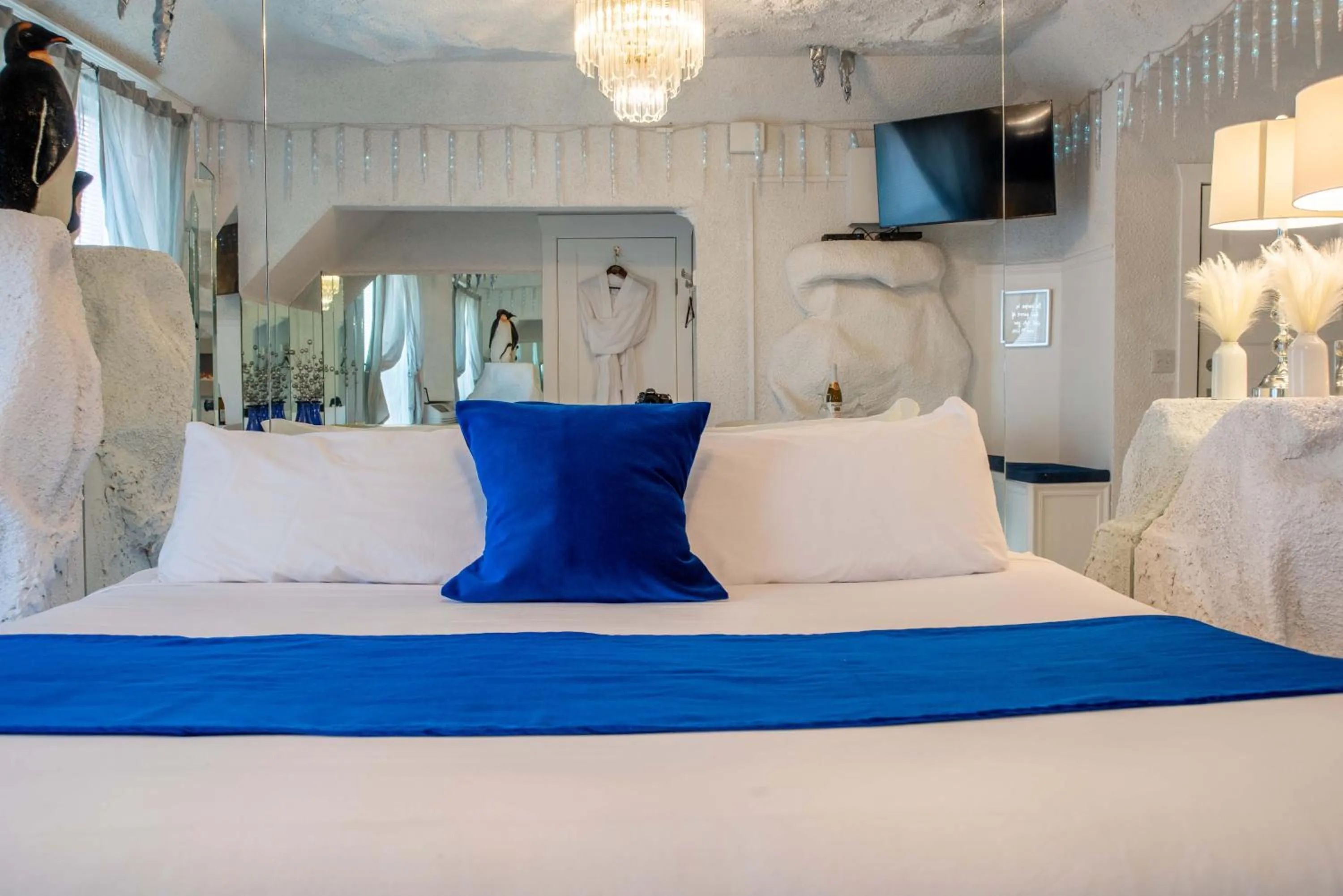 Bed in The Anniversary Inn - Logan