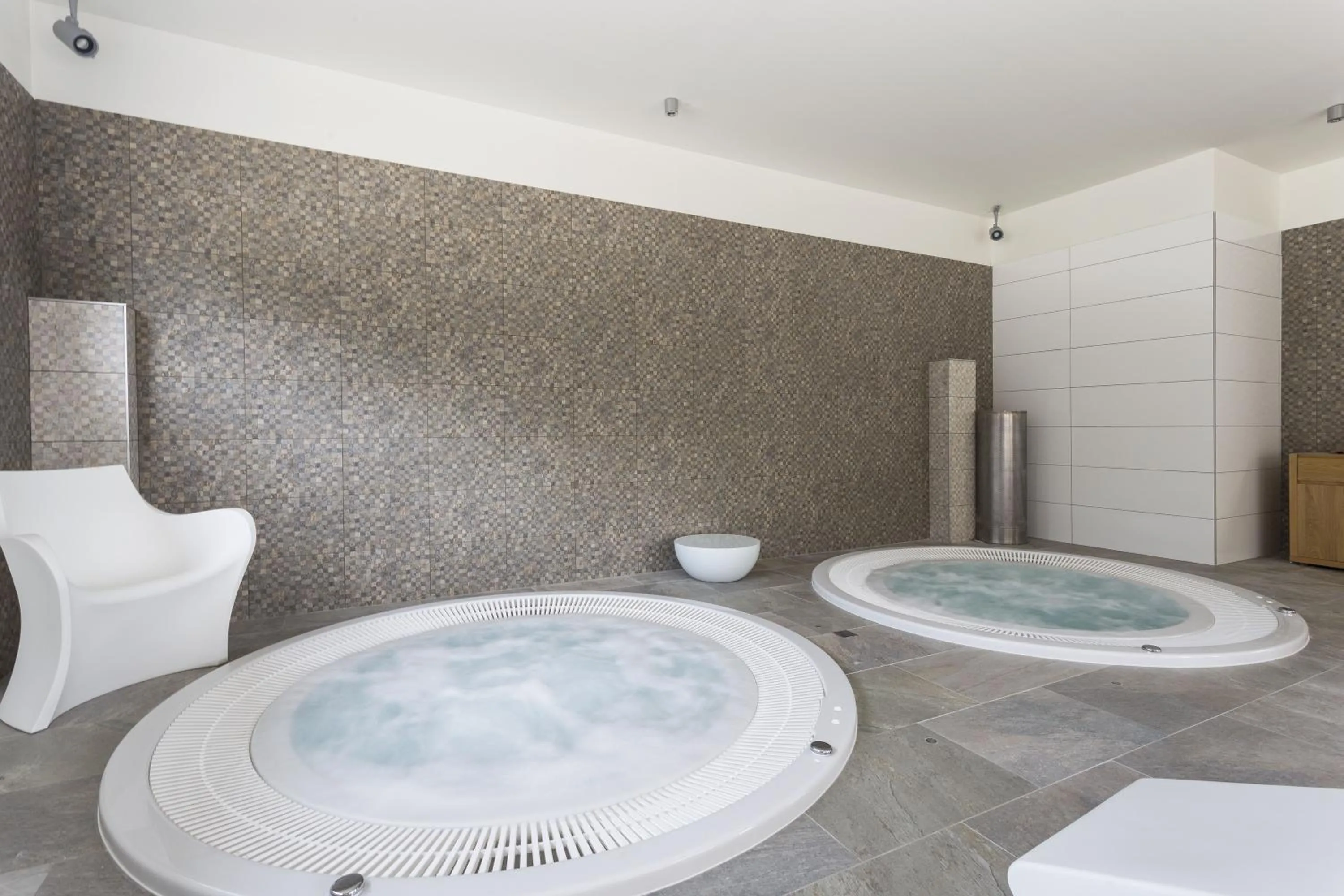 Hot Tub in Residhotel Résidence Pont du Gard