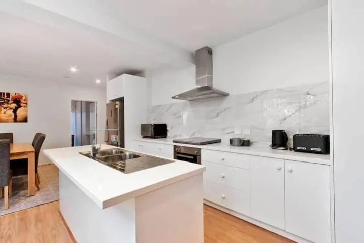Treetops-Large Home 9km to CBD Sleeps 10