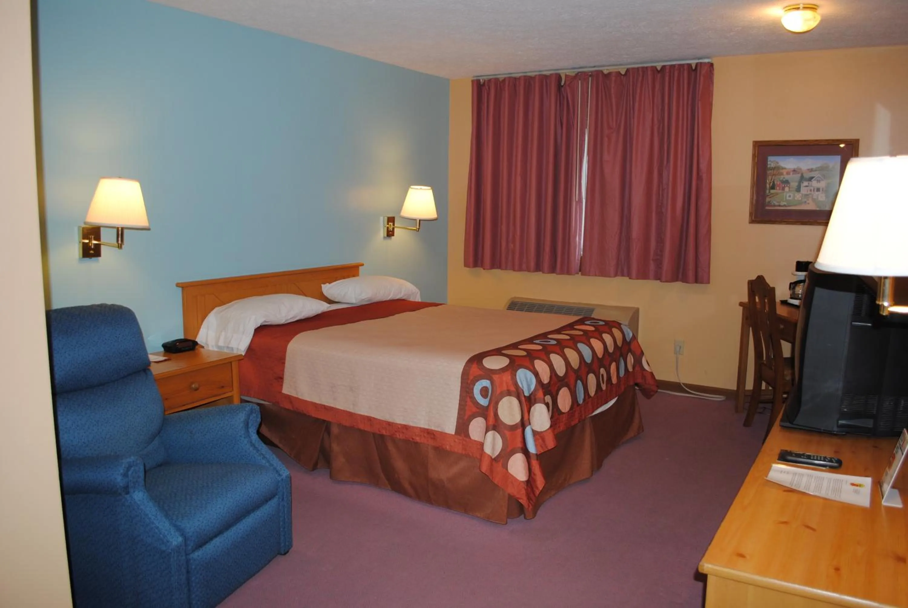 Bedroom, Bed in Super 8 by Wyndham Shipshewana