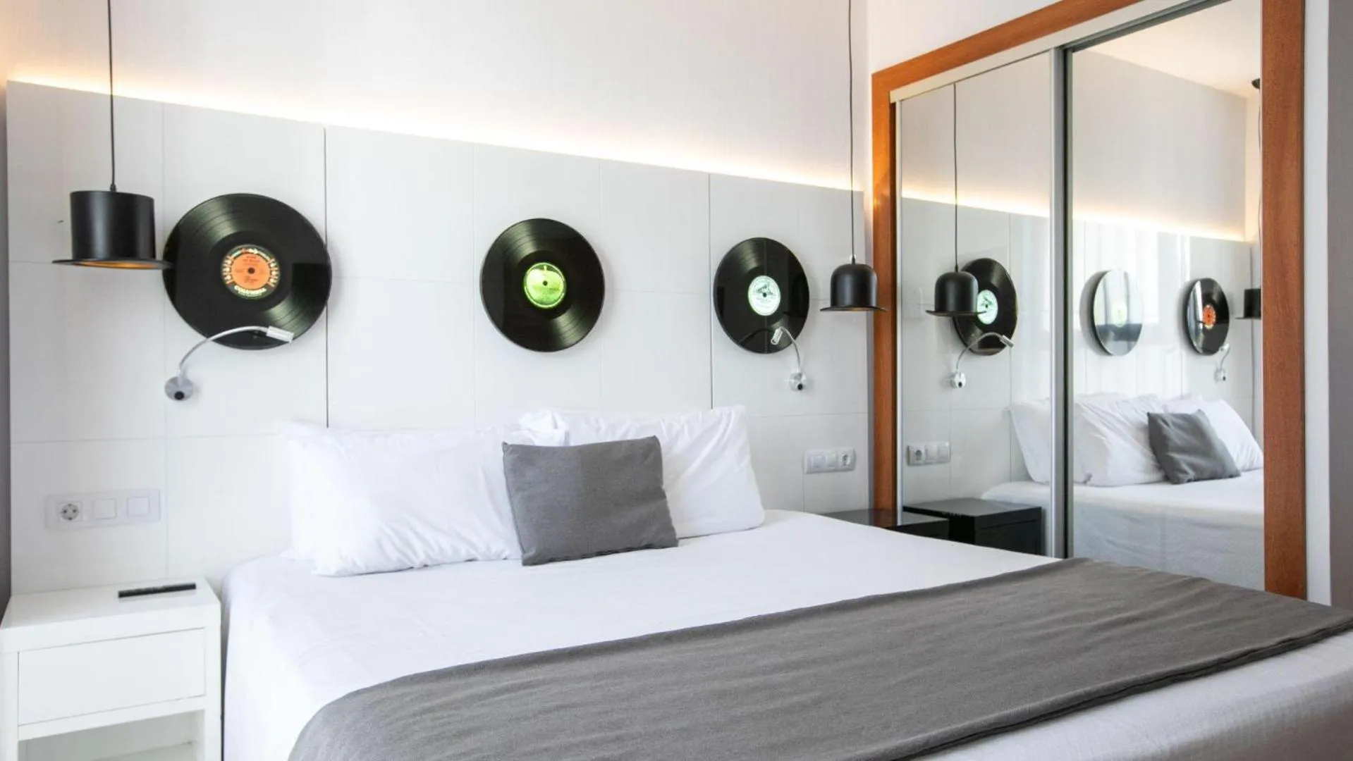 Photo of the whole room, Bed in Evenia Rocafort