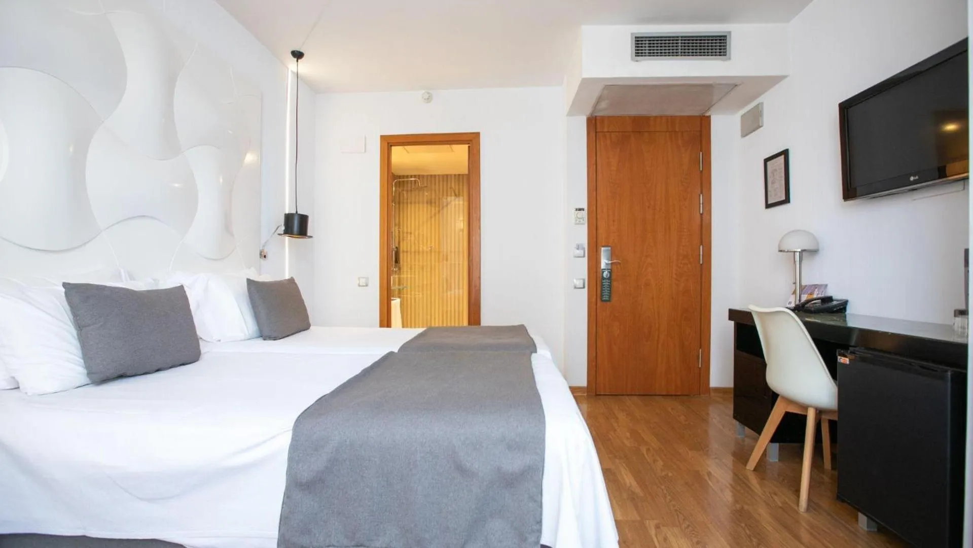 Photo of the whole room, Bed in Evenia Rocafort